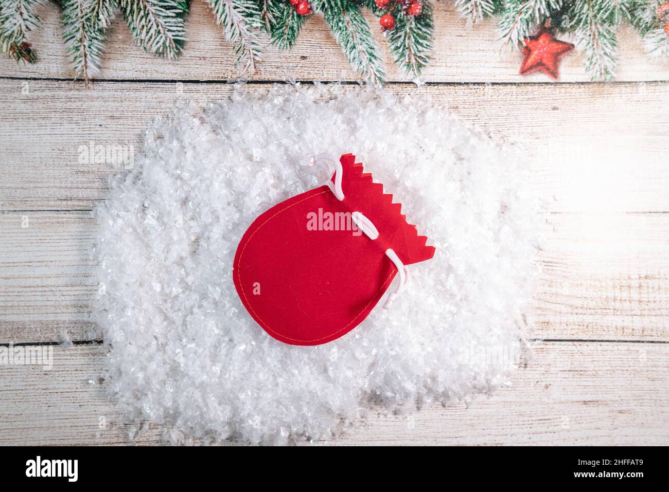 Rote Verpackung Geschenktasche auf Schnee Hintergrund Stockfoto