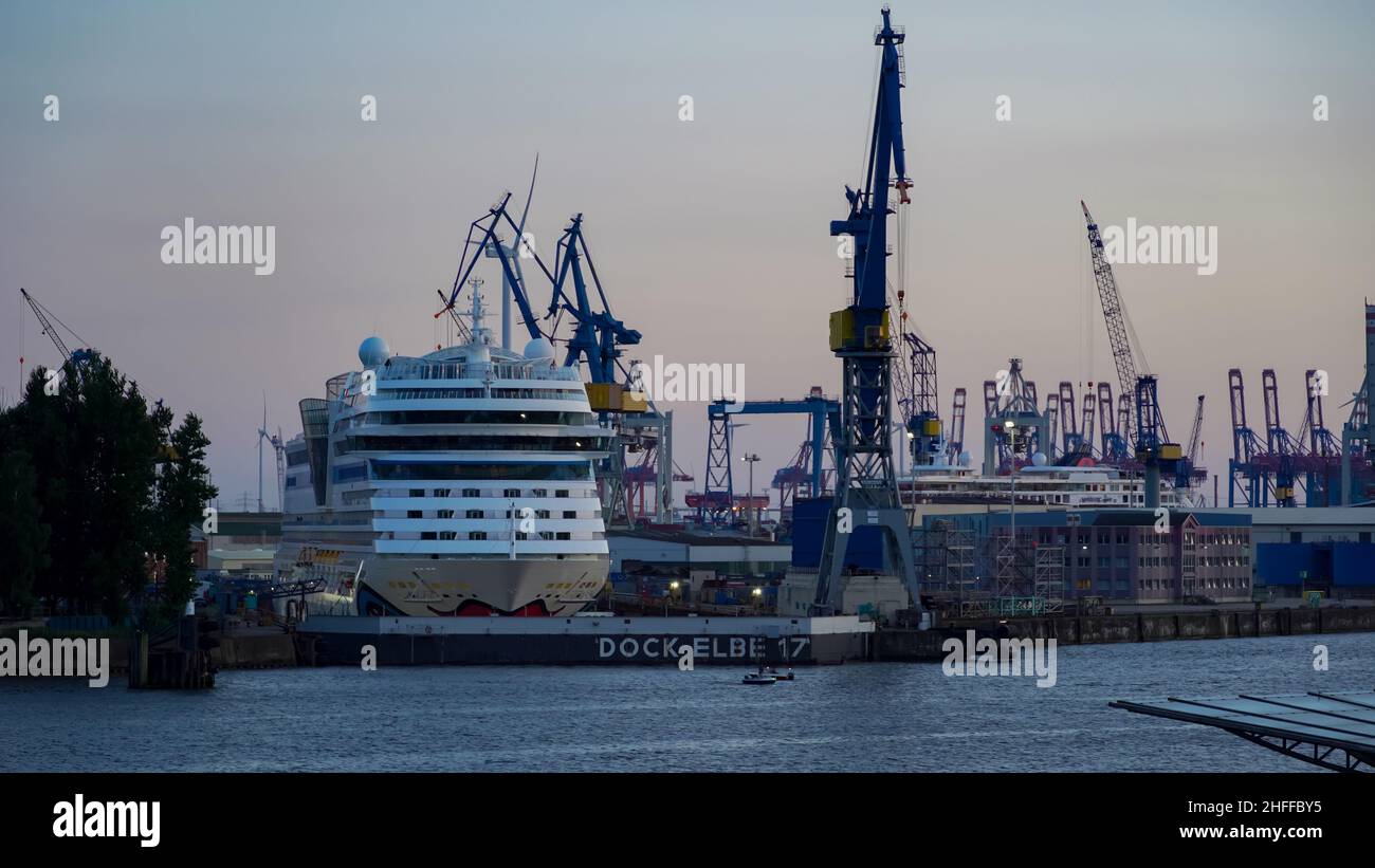 Schiff im Dock in Hamburg Stockfoto