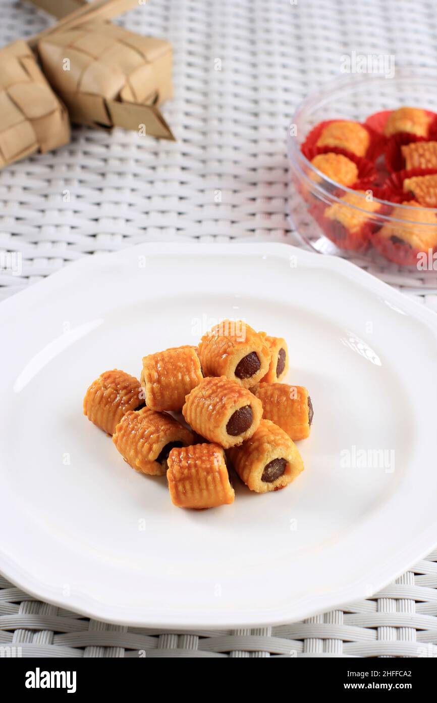 Nastar Gulung oder Roll Ananas-Kekse oder Ananas-Torten. Brötchen gefüllt mit Ananas-Marmelade, Kue Kering für Hari Raya Lebaran Stockfoto