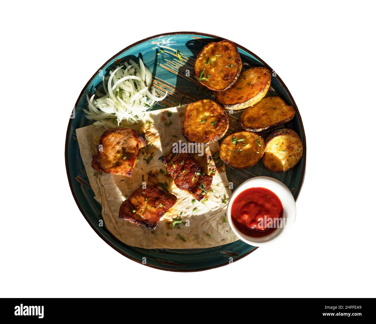 Köstliche Auswahl an gegrilltem Fleisch mit Kartoffeln und Tomatensauce. Stockfoto