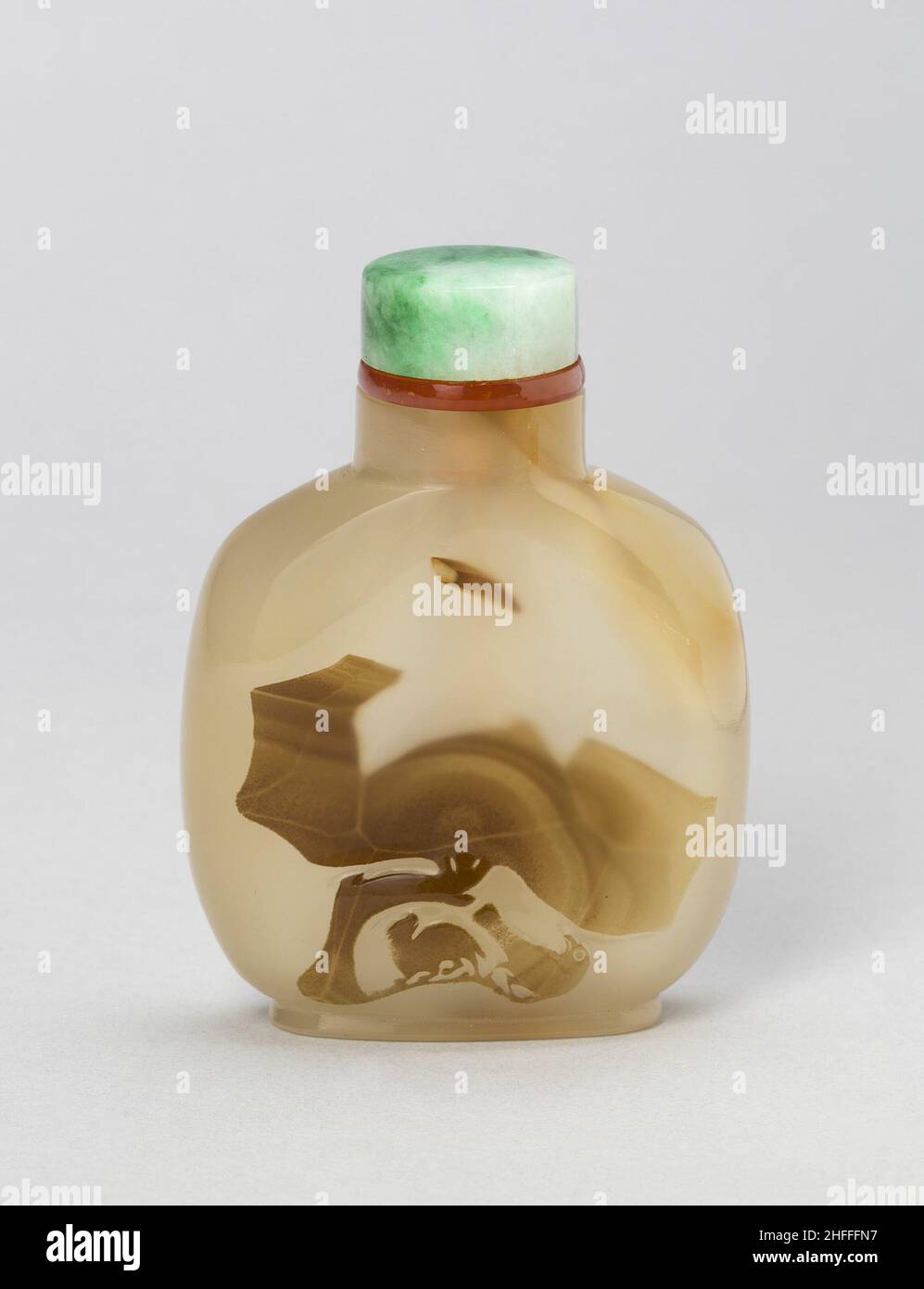 Schnupftabakflasche mit einem Falken und einem Bären unter einem Baum, Qing-Dynastie (1644-1911), 1820-1880. Stockfoto