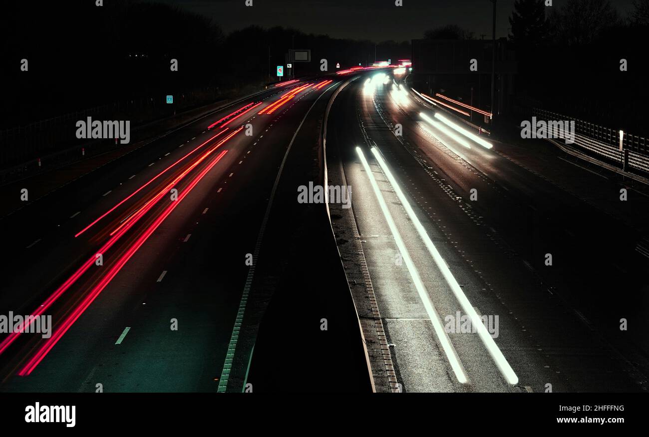 Langzeitbelichtung über dem Autobahnverkehr in dunkler Nacht Stockfoto