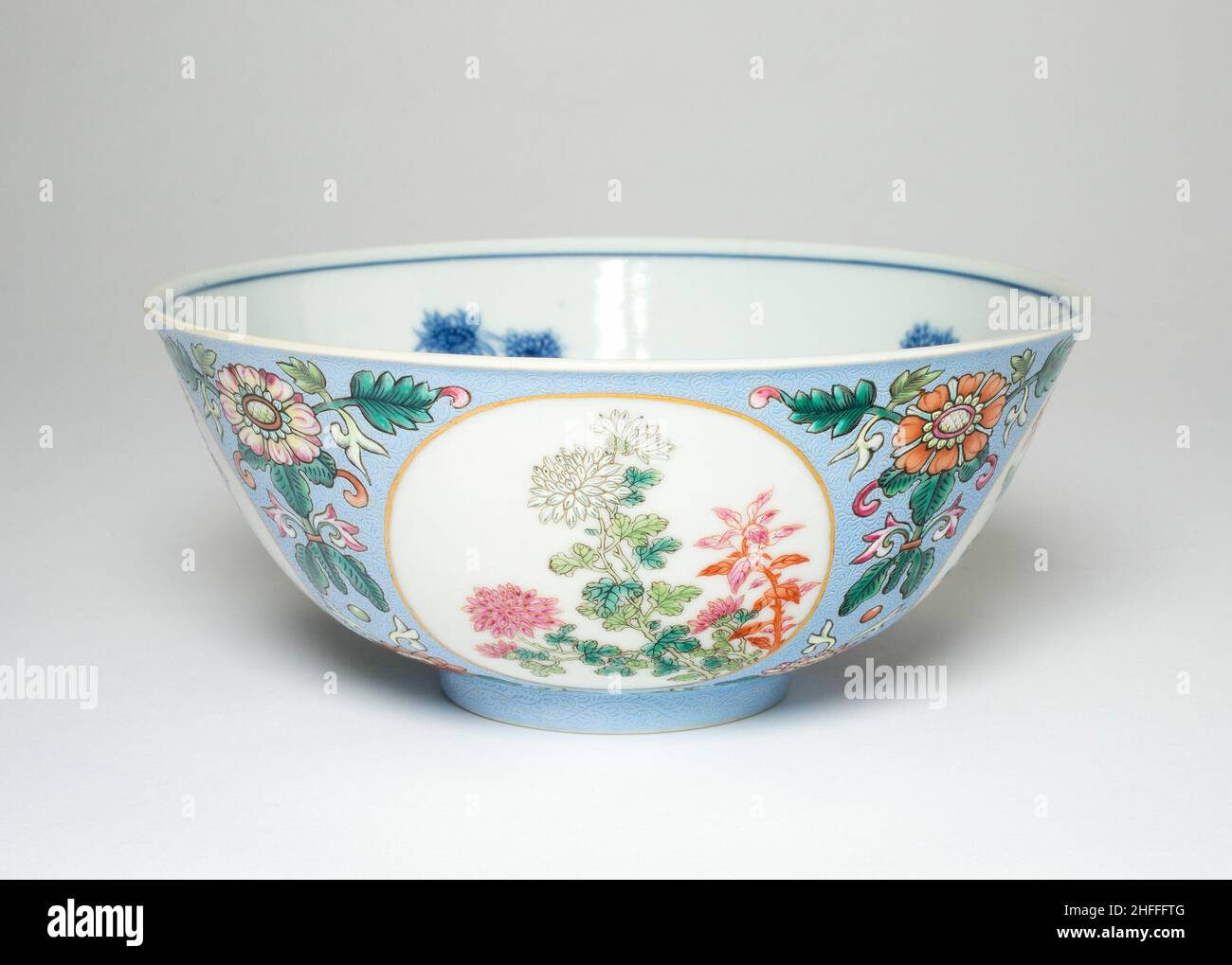 Schale mit Pfingstrosen und Chrysanthemen, Qing-Dynastie (1644-1911), Daoguang Regierungsmarke und Periode (1821-1850). Stockfoto