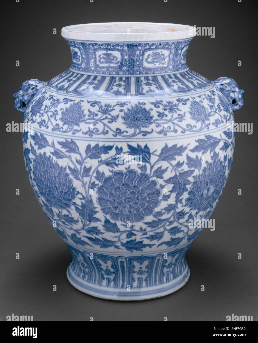 Glas mit Lotus- und Pfingstrollchen und Löwenmaskengriffen, Ming-Dynastie (1368-1644), Inschrift datiert 1437. Stockfoto