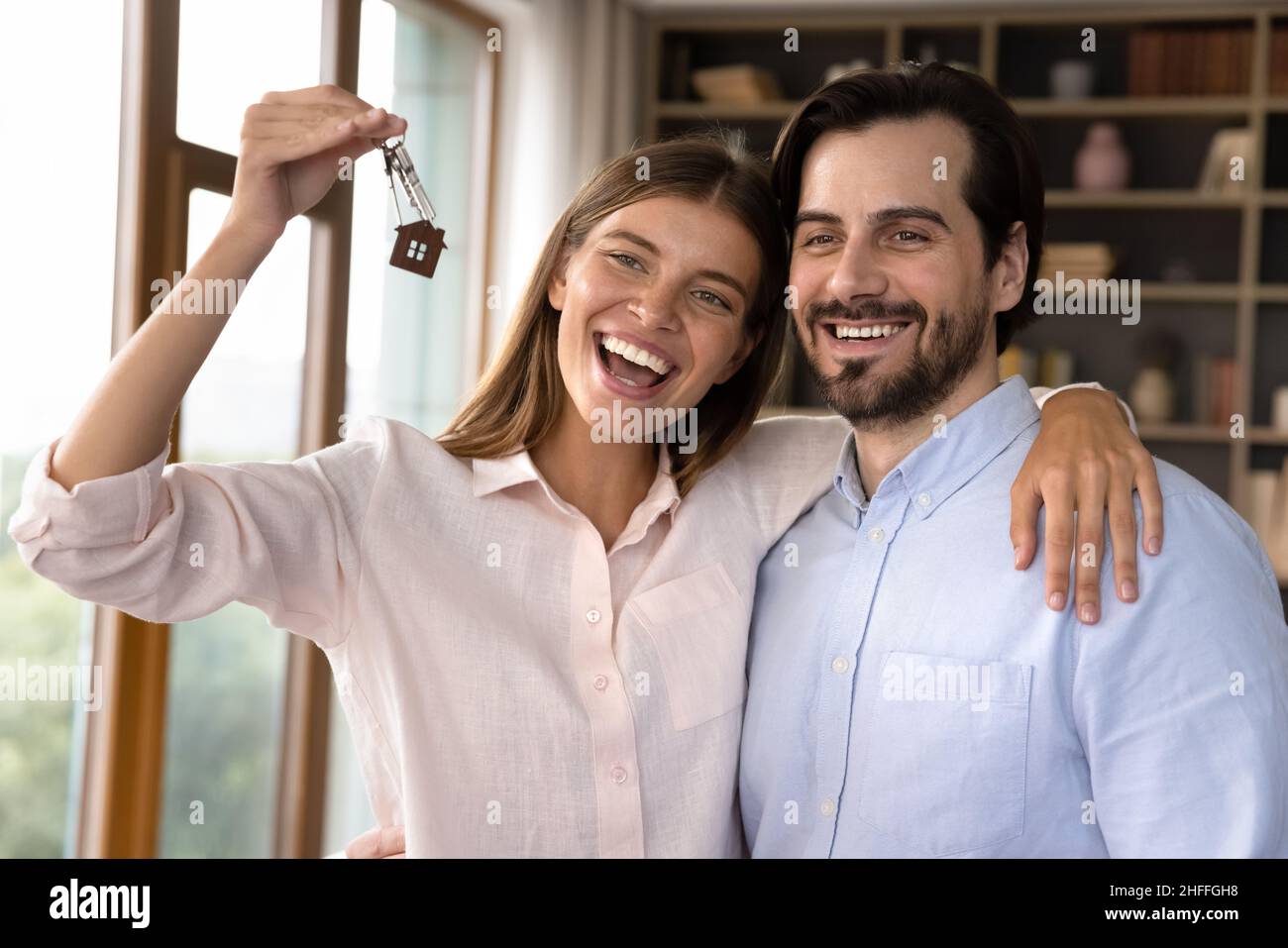 Glückliche Hausbesitzer Familie zeigt Schlüssel feiern Umzug Tag Stockfoto
