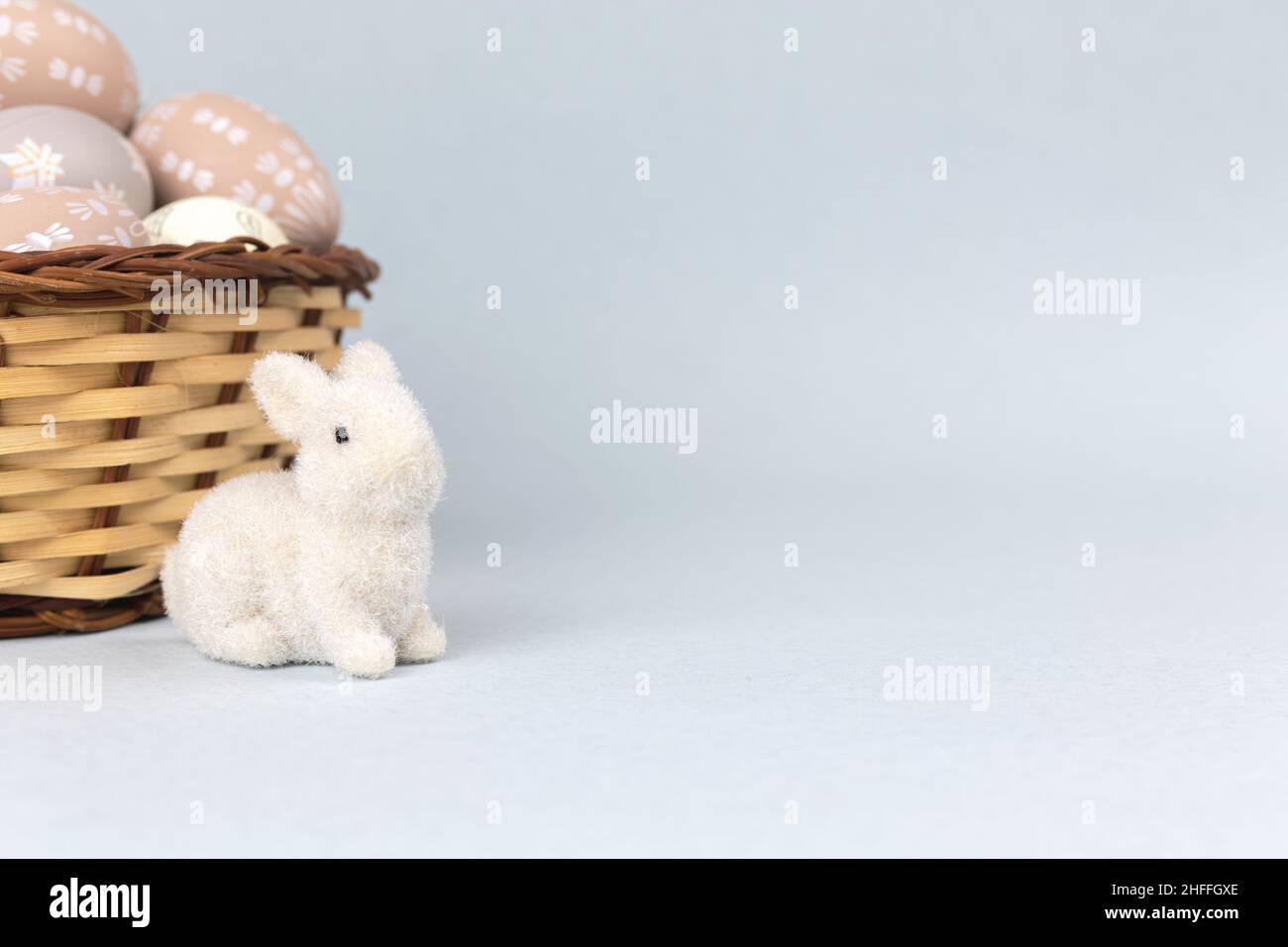 Osterhase mit Korb voller ostereier. Konzept für Frühlingsferien, Platz kopieren Stockfoto