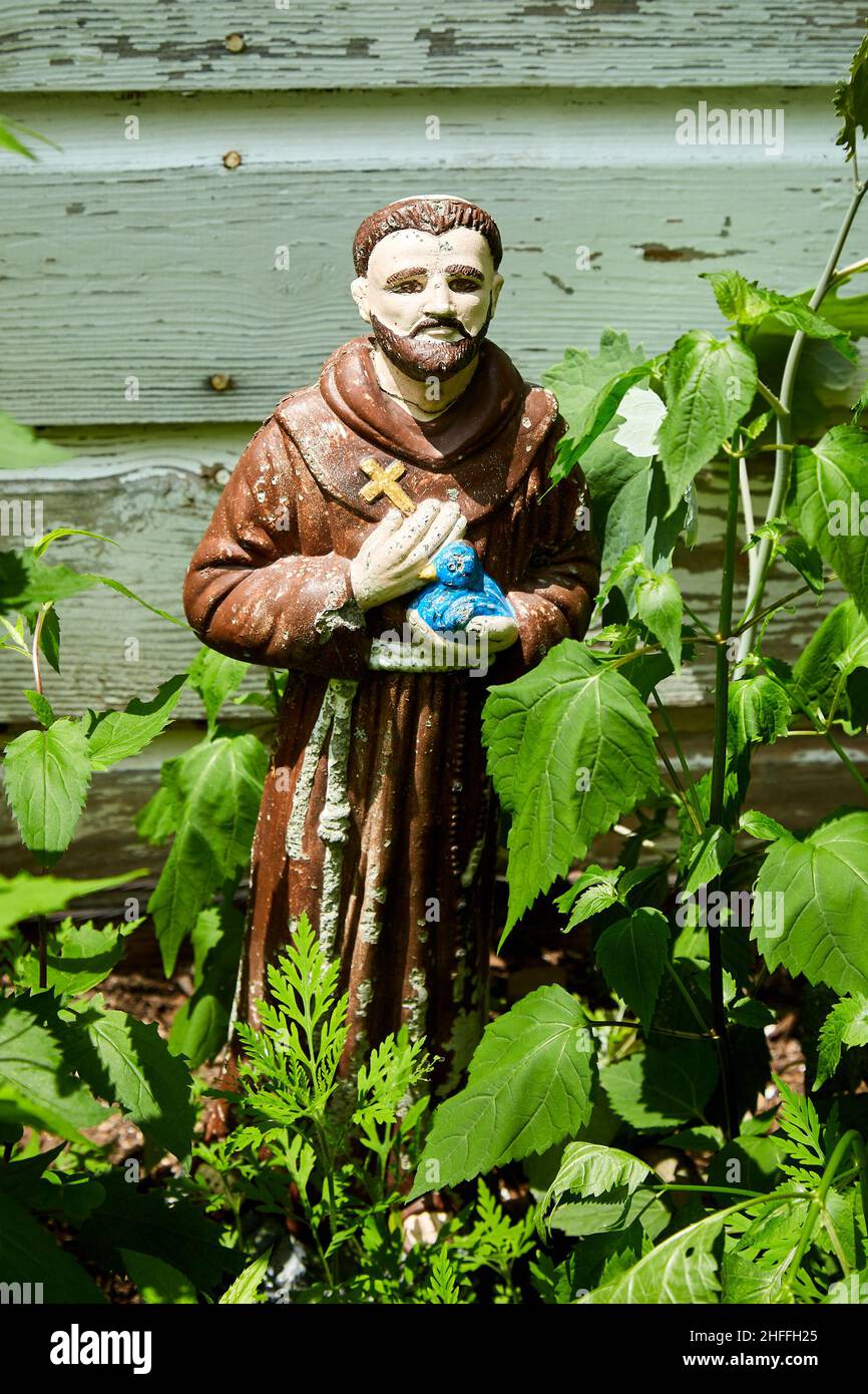 Gartenstatue des heiligen Franziskus mit blauem Vogel Stockfoto
