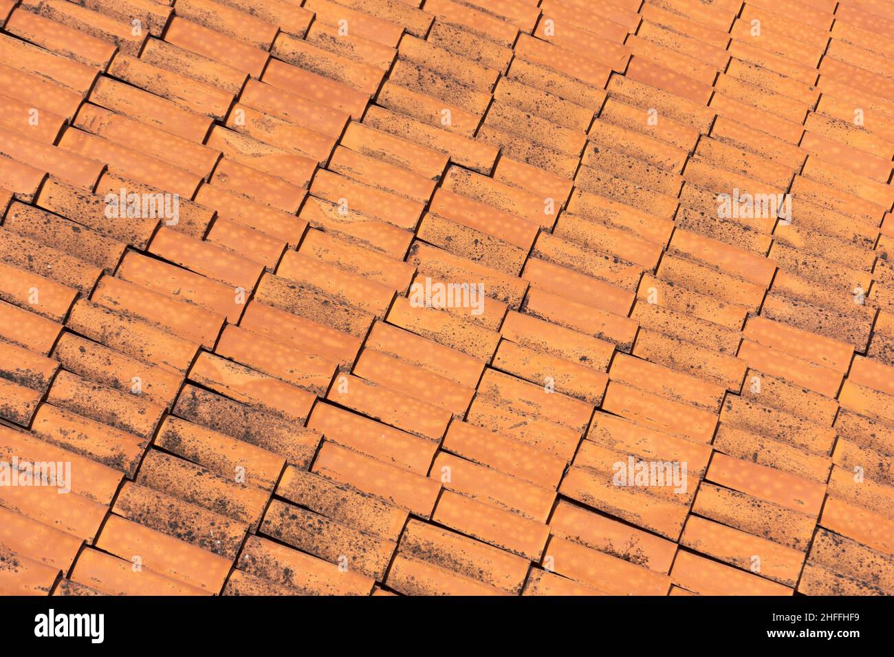 Orangefarbene Keramikfliesen auf dem Dach eines Gebäudes Stockfoto