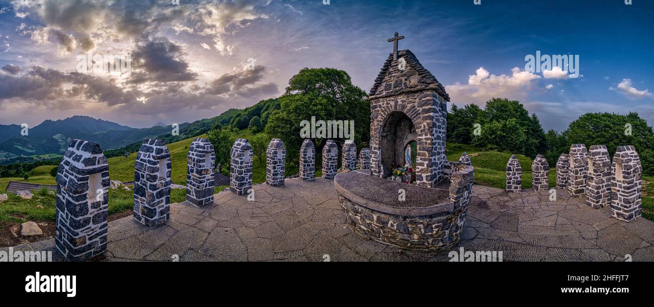 Panoramablick auf den keltisch aussehenden kleinen Schrein in Tre Faggi, 3 Buchenbäume, gewidmet einer lokalen Göttin. Stockfoto