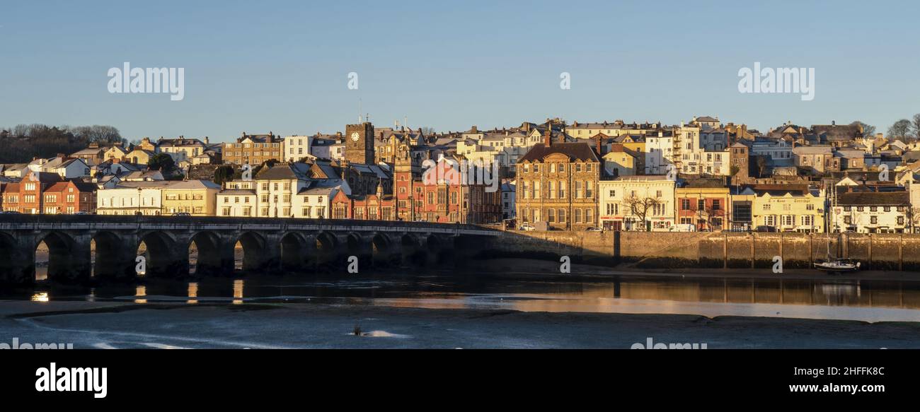 BIDEFORD, DEVON, ENGLAND - JANUAR 13 2022: Erste Sonnenstrahlen auf Bideford, mit der alten Long Bridge. Stockfoto