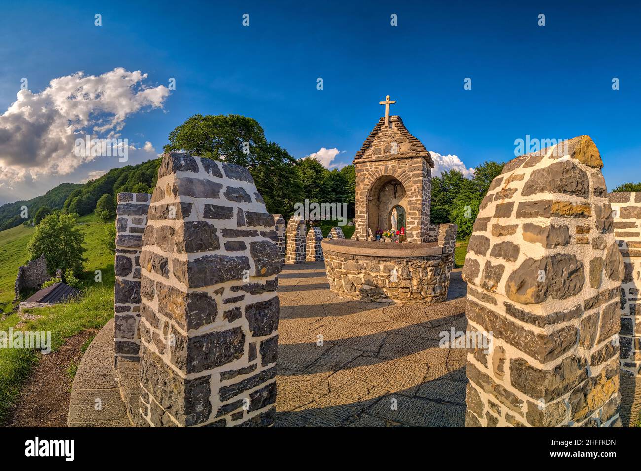 Der keltisch aussehende kleine Schrein in Tre Faggi, 3 Buchenbäume, ist einer lokalen Göttin gewidmet. Stockfoto