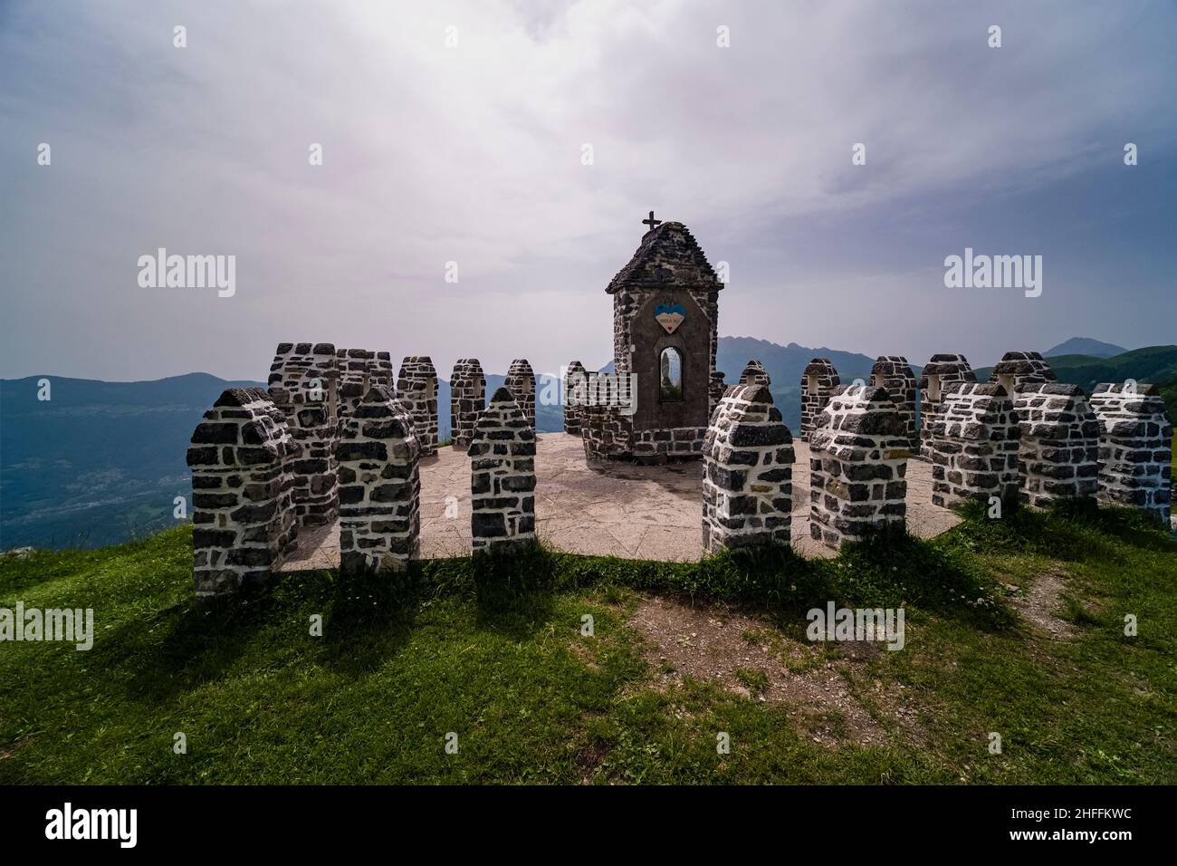 Panoramablick auf den keltisch aussehenden kleinen Schrein in Tre Faggi, 3 Buchenbäume, gewidmet einer lokalen Göttin. Stockfoto