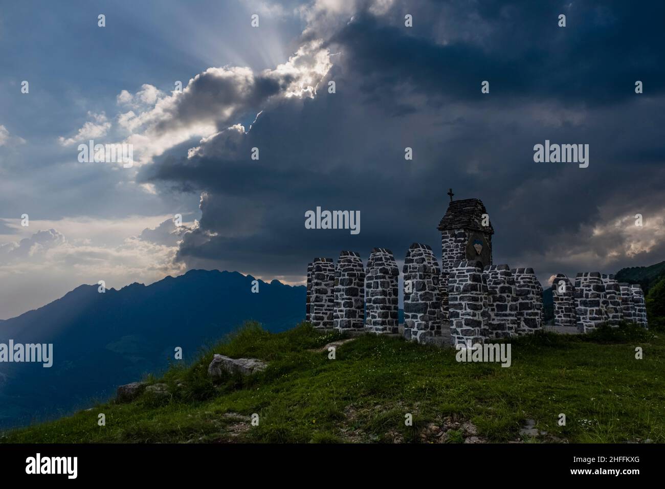 Der keltisch aussehende kleine Schrein in Tre Faggi, 3 Buchenbäume, einer lokalen Göttin gewidmet, dunkle Gewitterwolken steigen auf. Stockfoto