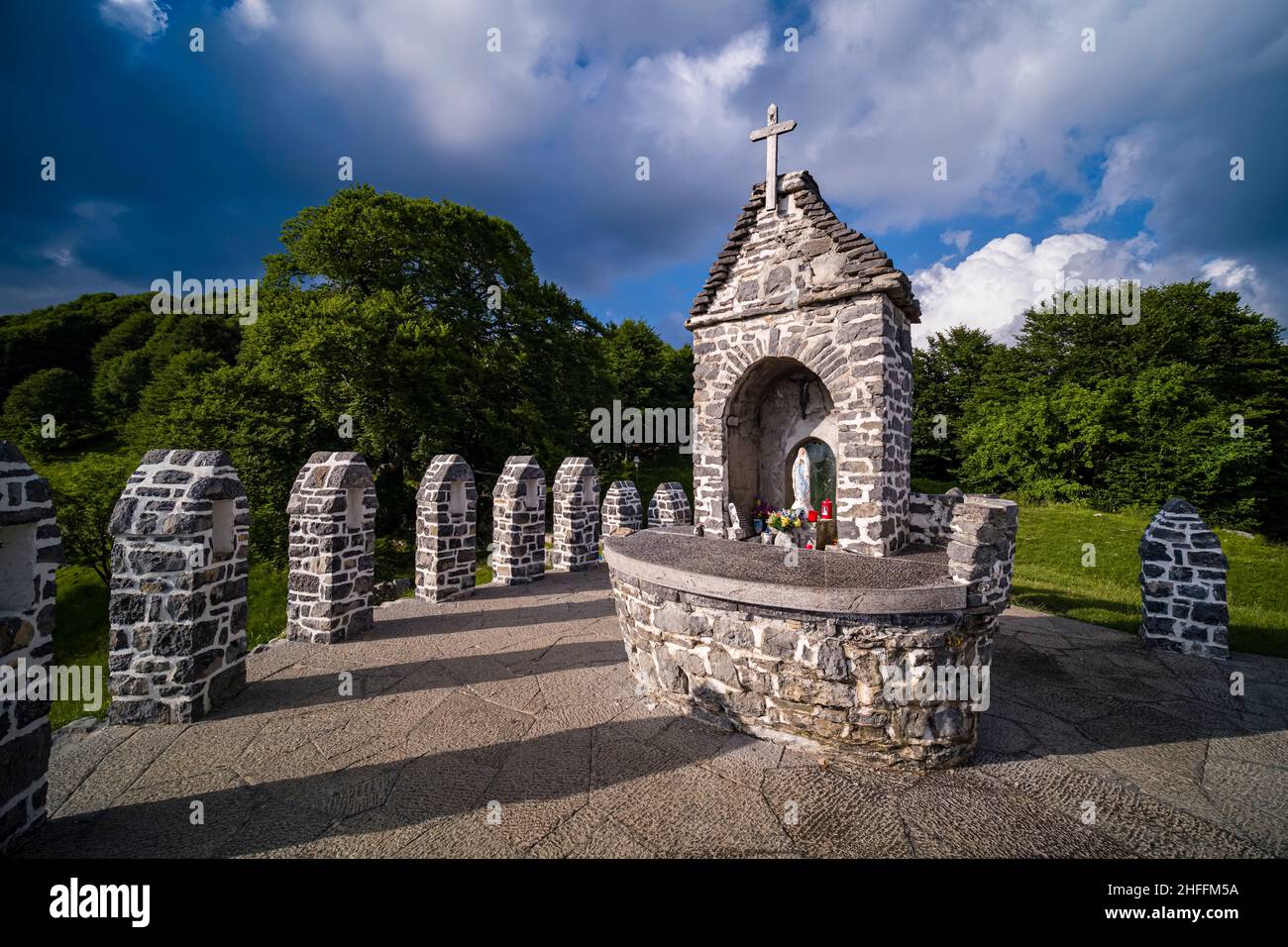 Der keltisch aussehende kleine Schrein in Tre Faggi, 3 Buchenbäume, ist einer lokalen Göttin gewidmet. Stockfoto