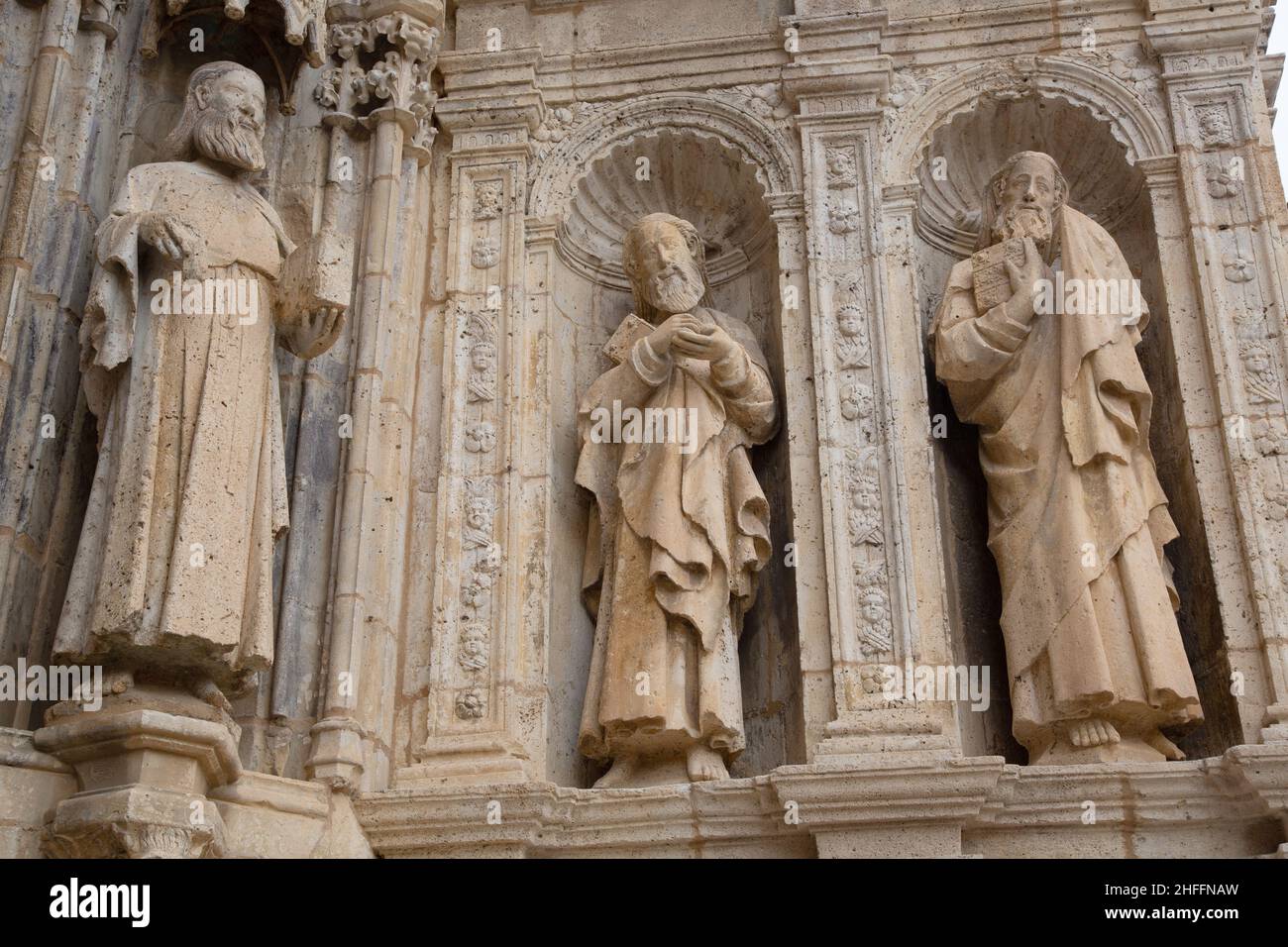 Heilige Figuren an der Fassade der St. Mary Kirche, Morella, Castellon, Spanien Stockfoto