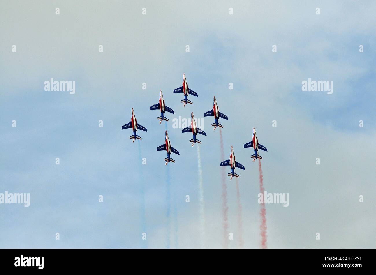 Das Kunstflugteam „Patrouille de France“ besteht aus 8 Flugzeugen des Typs „Alpha Jet E“. Stockfoto