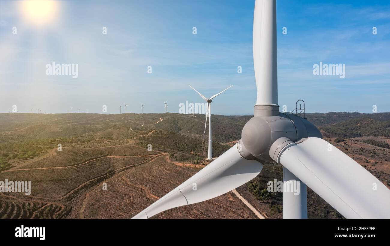 Luftbild Windturbine umweltfreundliches Konzept für erneuerbare Energien im Hintergrund der portugiesischen Berge. Stockfoto