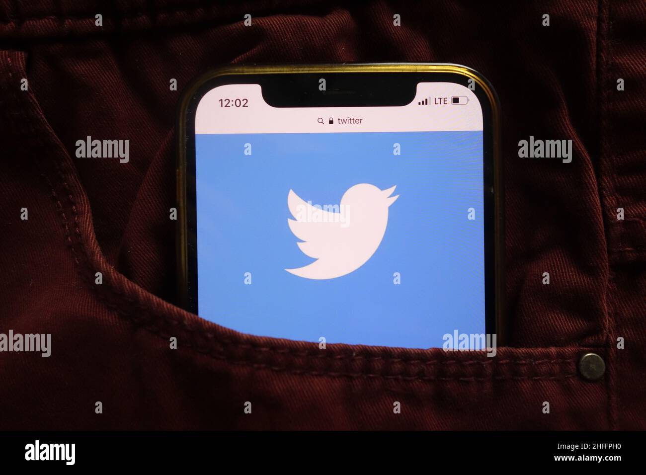 KONSKIE, POLEN - 15. Januar 2022: Das Twitter Inc-Logo wird auf dem Mobiltelefon in der Jeans-Tasche versteckt angezeigt Stockfoto
