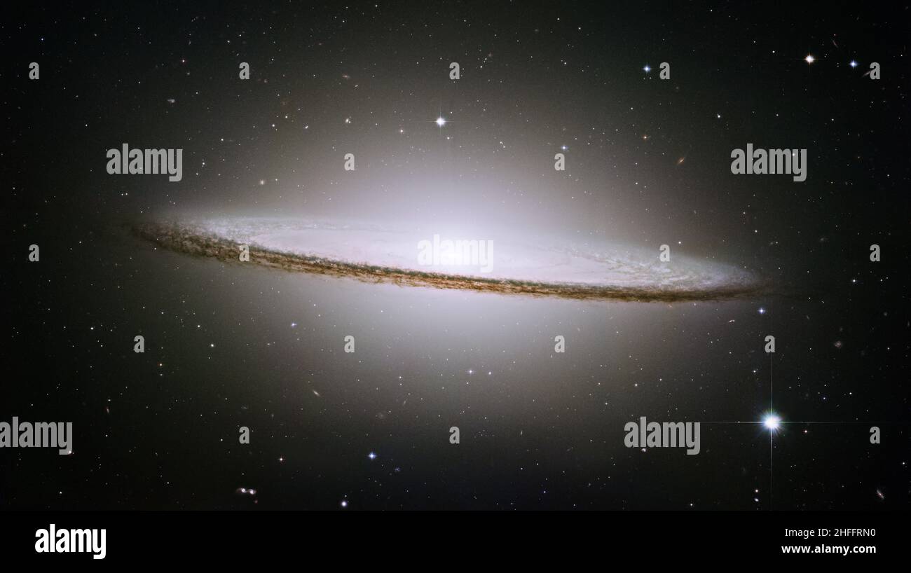 ESA/Hubble das Markenzeichen der Galaxie ist ein strahlend weißer, bolliger Kern, der von den dicken Staubspuren umgeben ist, die die Spiralstruktur der Galaxie bilden. Stockfoto