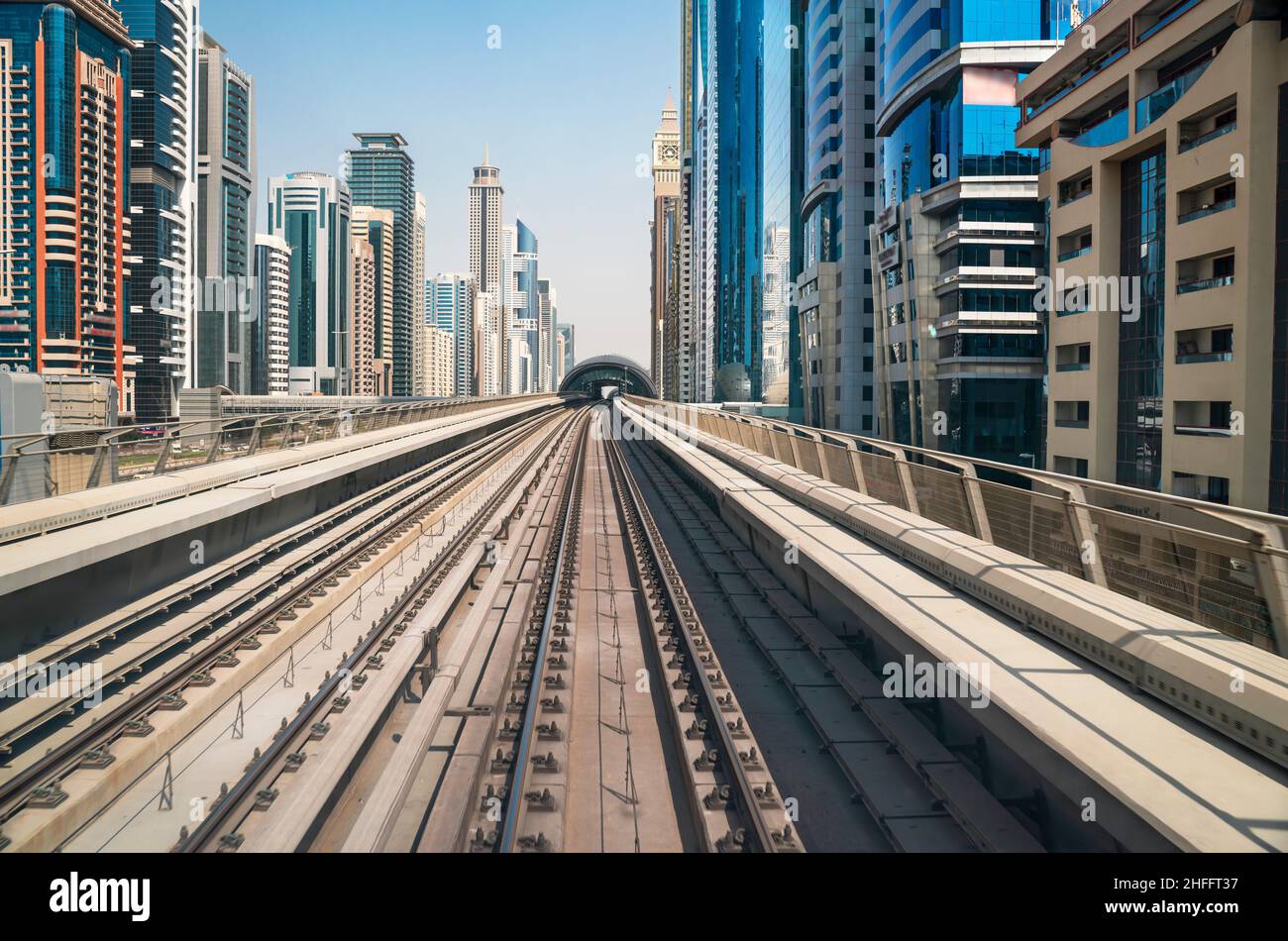 Moderne Wolkenkratzer entlang der U-Bahn-Linie in Dubai, VAE. Stockfoto