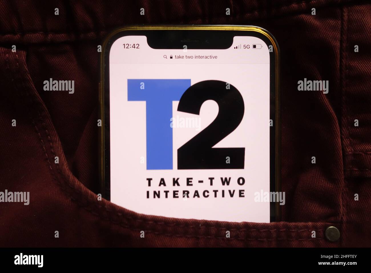 KONSKIE, POLEN - 15. Januar 2022: Das Logo von Take Two Interactive Software Inc wird auf dem Mobiltelefon in der Jeanstasche versteckt angezeigt Stockfoto