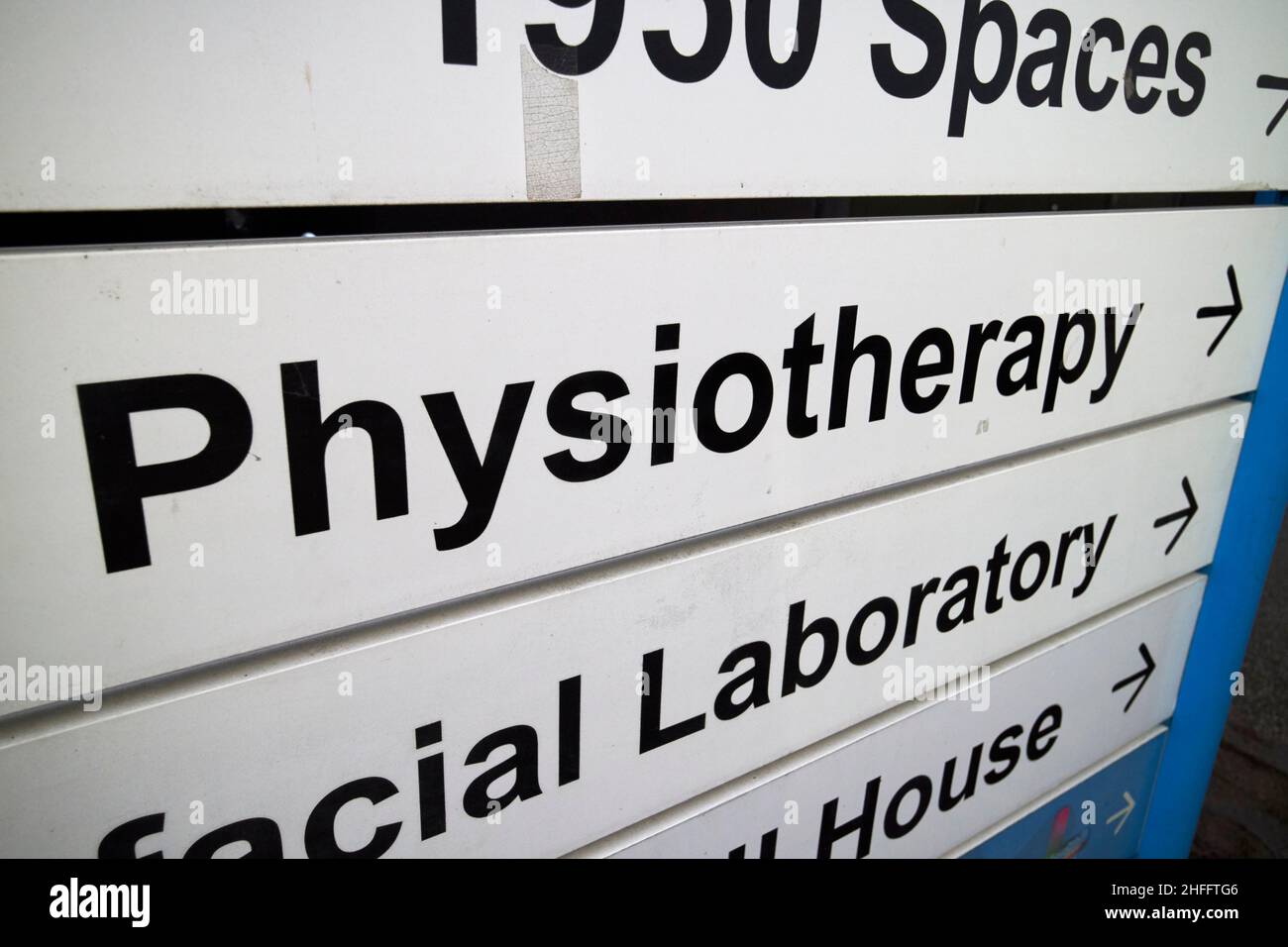 Physiotherapy Abteilung Wegbeschreibung Schild aintree University Hospital fazakerley Liverpool England Großbritannien Stockfoto