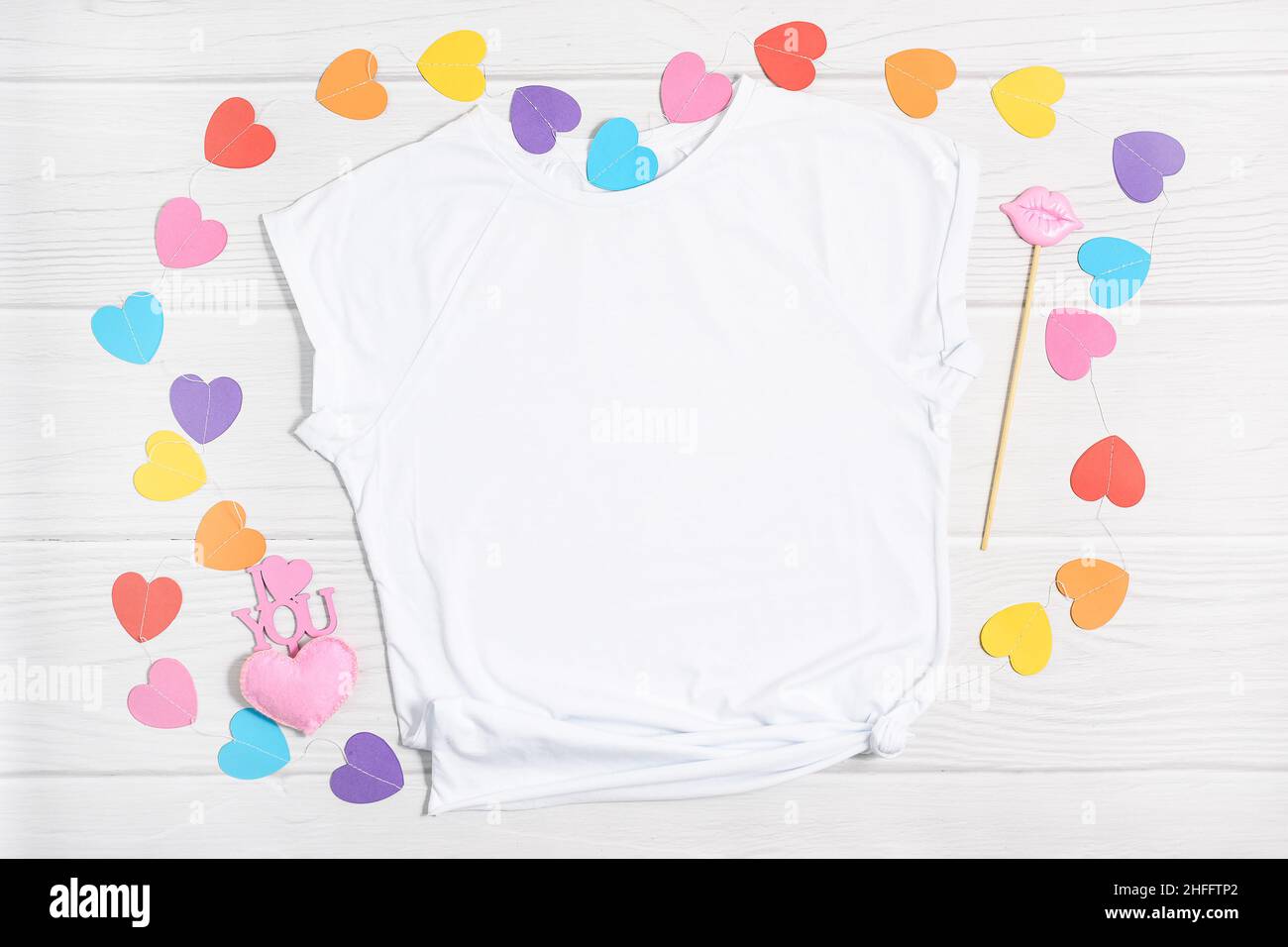 Valentinstag Mockup Kleidung mit Papier bunten Herzen. Stockfoto