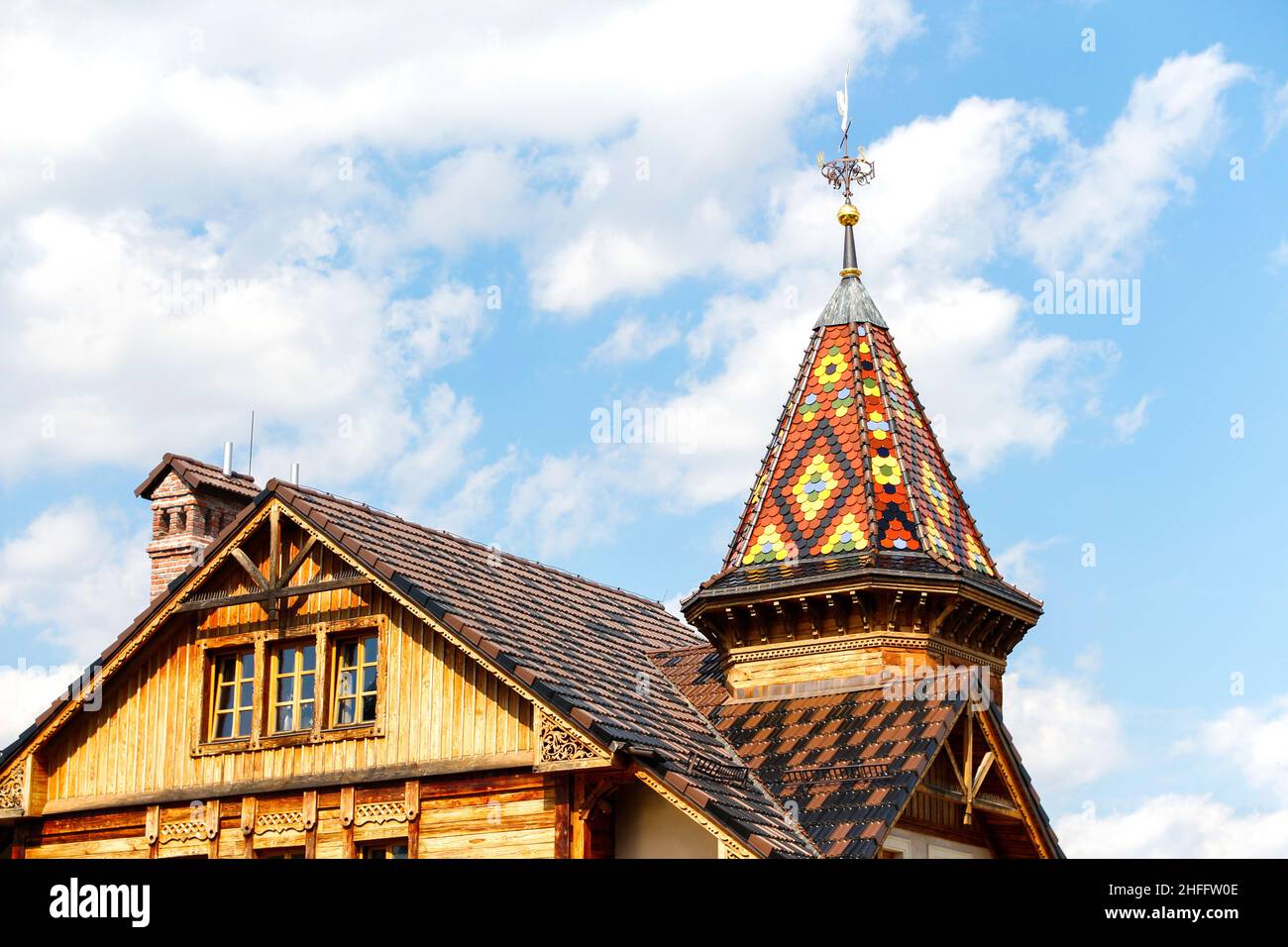 Holzhaus mit buntem, hellem Dach. Landhaus Alte ländliche Holzhaus in verlassenen Dorf im Sommer sonnigen Tag. Ukraine, Truskawez Stockfoto