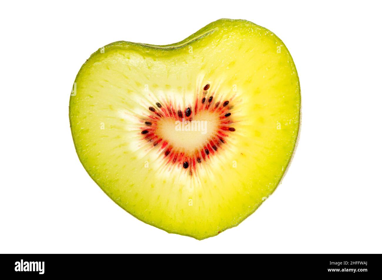 Herzförmiger roter Kiwi-Fruchtmakro auf weißem Hintergrund Stockfoto