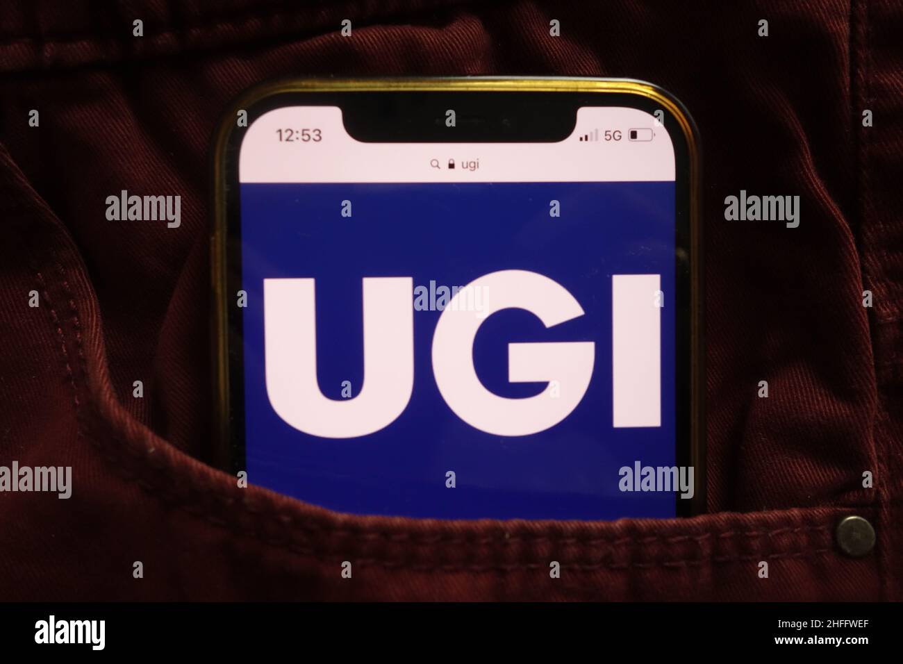 KONSKIE, POLEN - 15. Januar 2022: LOGO DER UGI Corporation auf dem Mobiltelefon, versteckt in der Jeanentasche Stockfoto