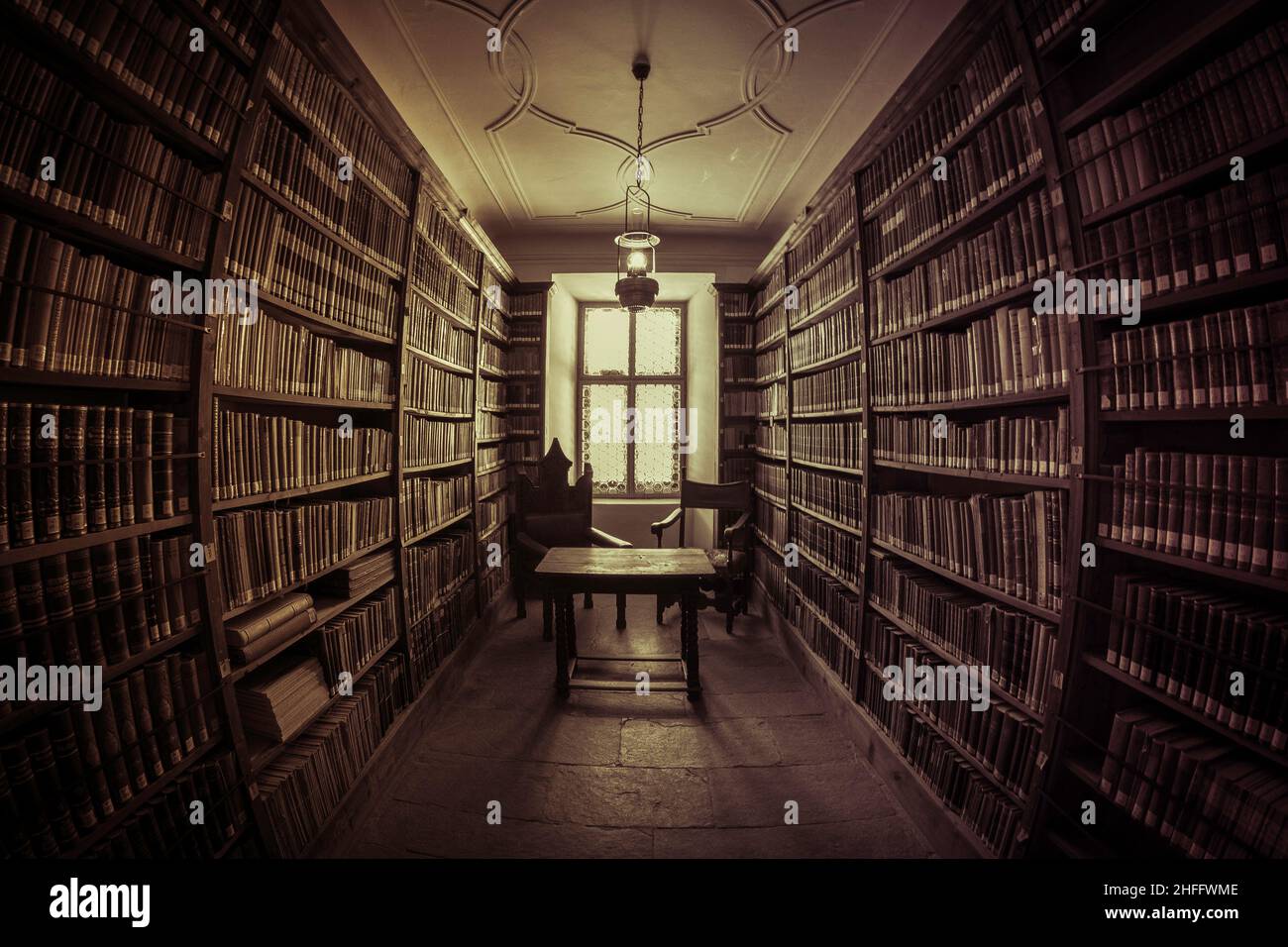 Alte Bibliothek in der Abtei von Novacella Stockfoto