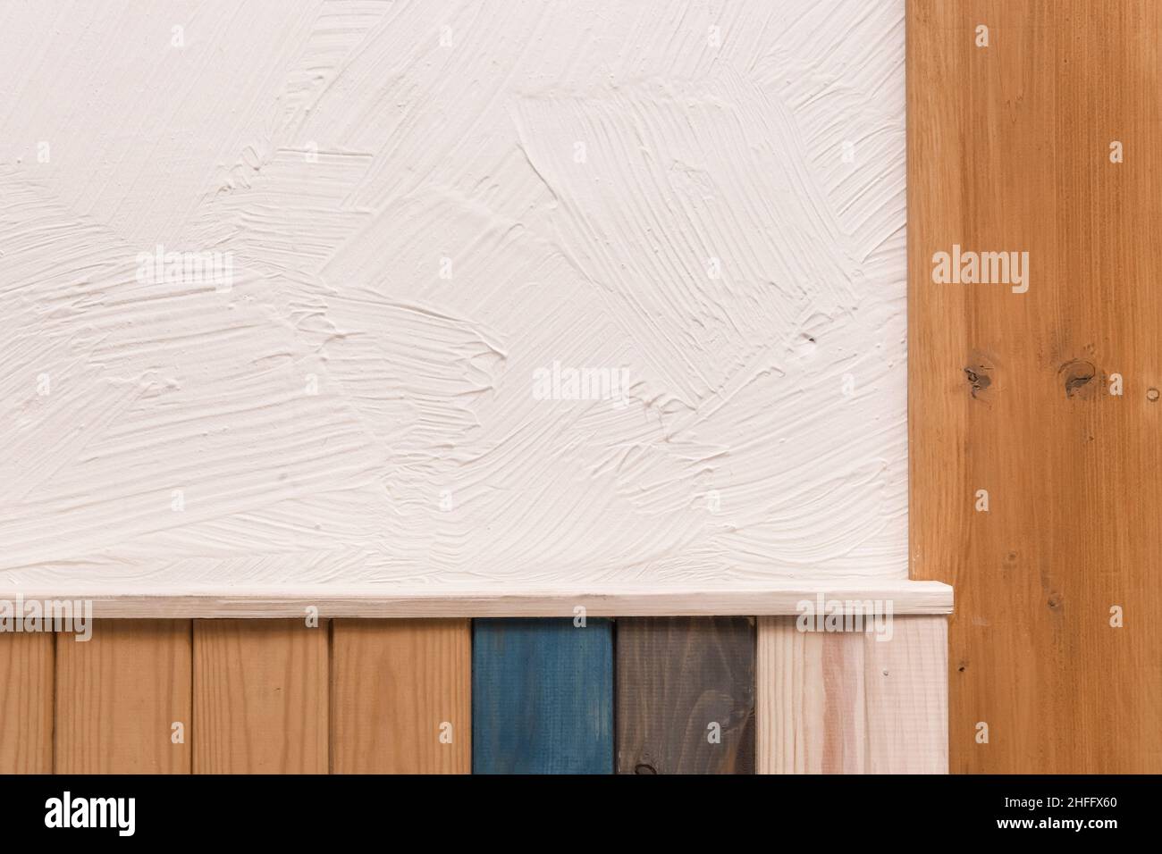 Element oder Teil des Interieurs mit weißer Gipswand und Holzplanken gestalten abstrakten Hintergrund. Stockfoto