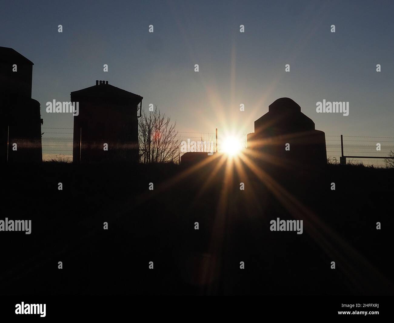 Sheerness, Kent, Großbritannien. 16th Januar 2022. UK Wetter: Sonnenuntergang hinter alten Festungen in Sheerness Docks, Kent. Kredit: James Bell/Alamy Live Nachrichten Stockfoto