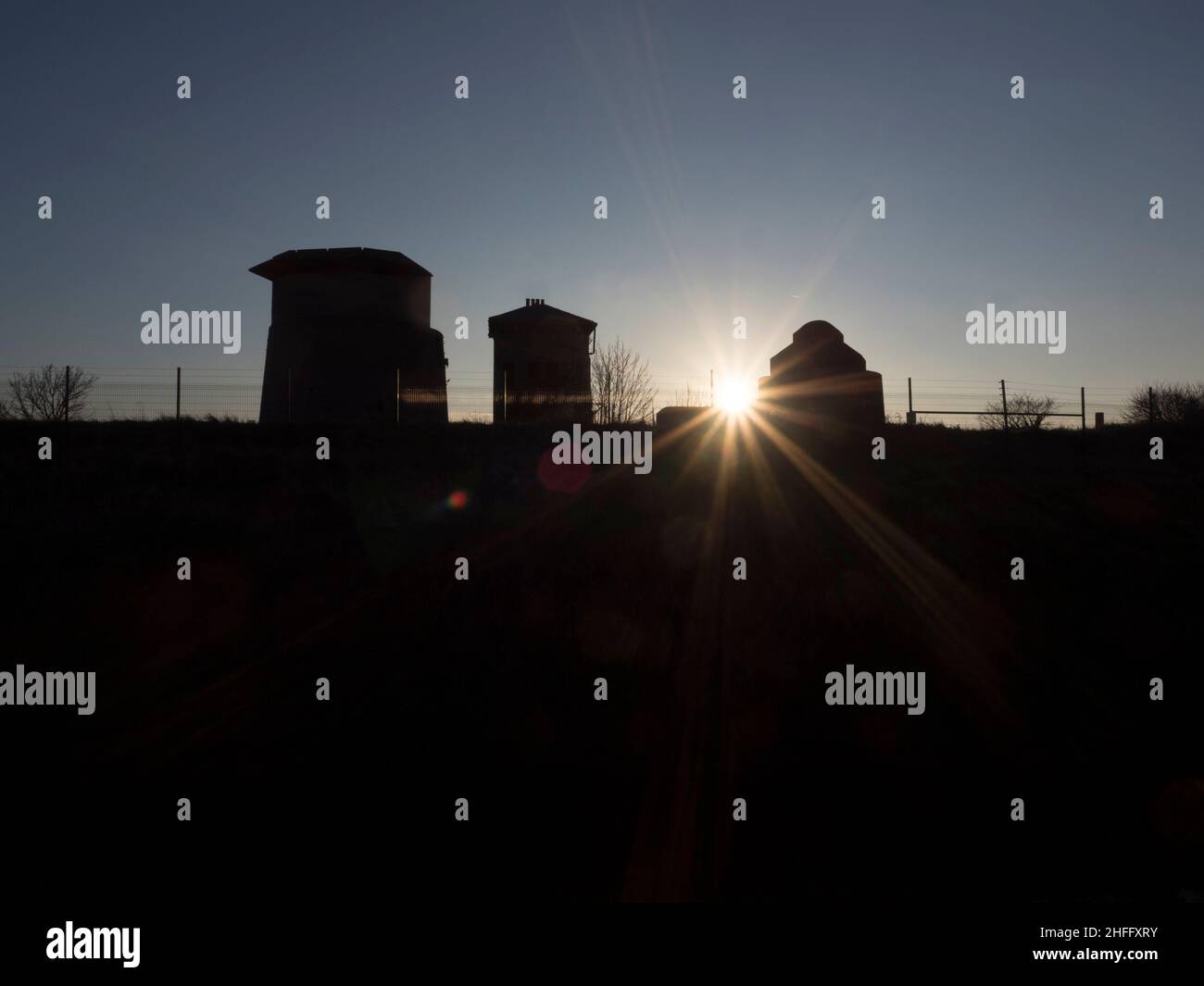 Sheerness, Kent, Großbritannien. 16th Januar 2022. UK Wetter: Sonnenuntergang hinter alten Festungen in Sheerness Docks, Kent. Kredit: James Bell/Alamy Live Nachrichten Stockfoto