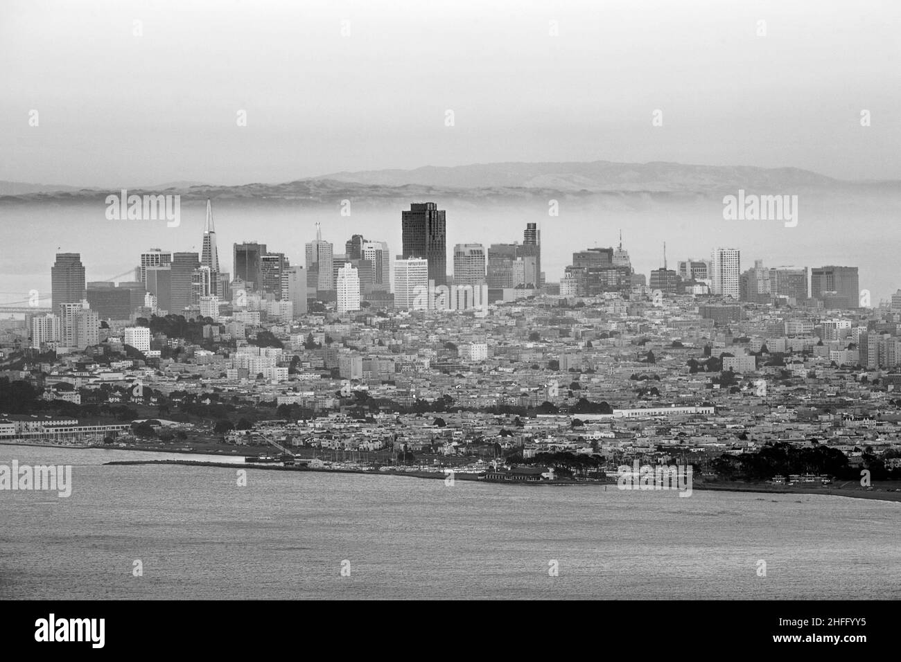 Das berühmte San Francisco bei Sonnenuntergang von der Golden Gate Bridge aus gesehen Stockfoto