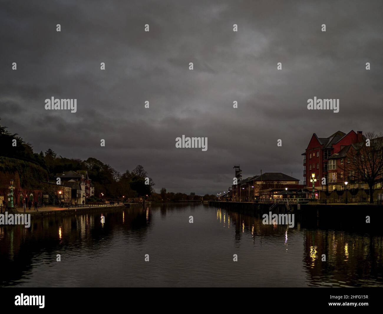 EXETER, DEVON, ENGLAND - 11 2022. DEZEMBER: Abendansicht des Quay. Stockfoto