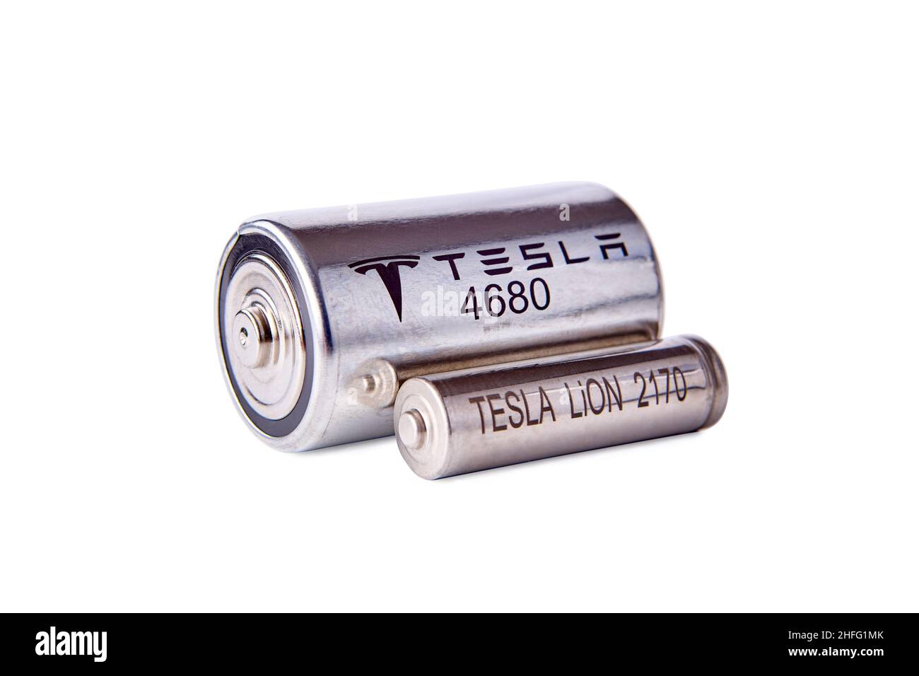 Neue Tesla 4680 Batterie im Vergleich zu alten 2470, St. Petersburg, Russland, 6. Januar 2022. Stockfoto