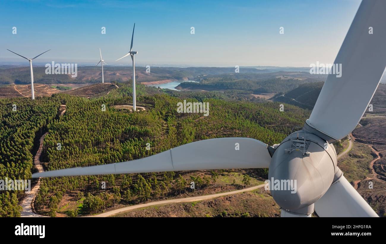Luftbild Windturbine umweltfreundliches Konzept für erneuerbare Energien im Hintergrund der portugiesischen Berge. Stockfoto