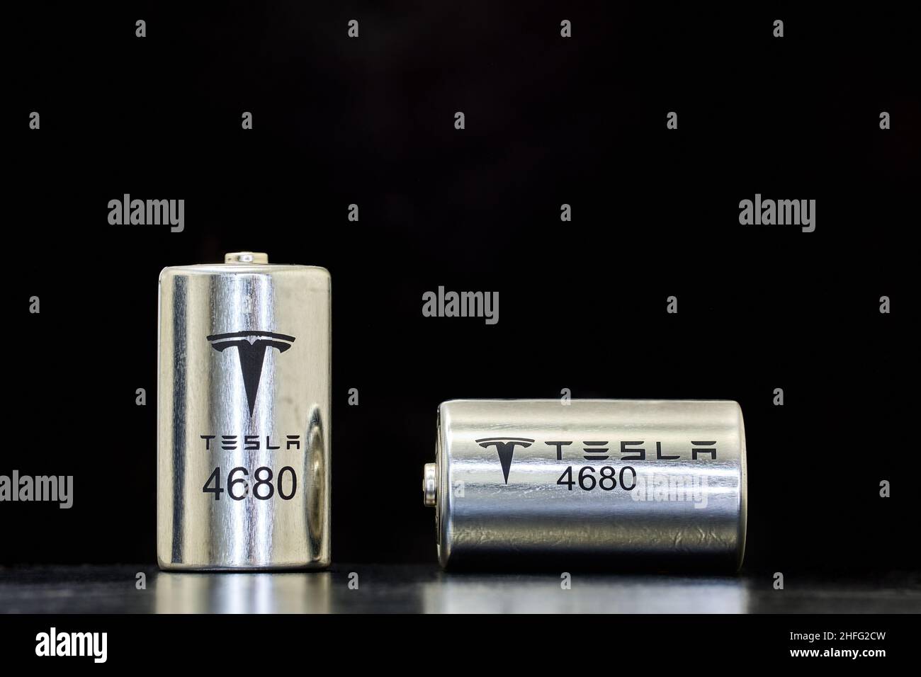 Neue 4680 Lithium-Ionen-Batteriezelle für EVS Tesla, . St. Petersburg,  Russland, 9. Januar 2022 Stockfotografie - Alamy