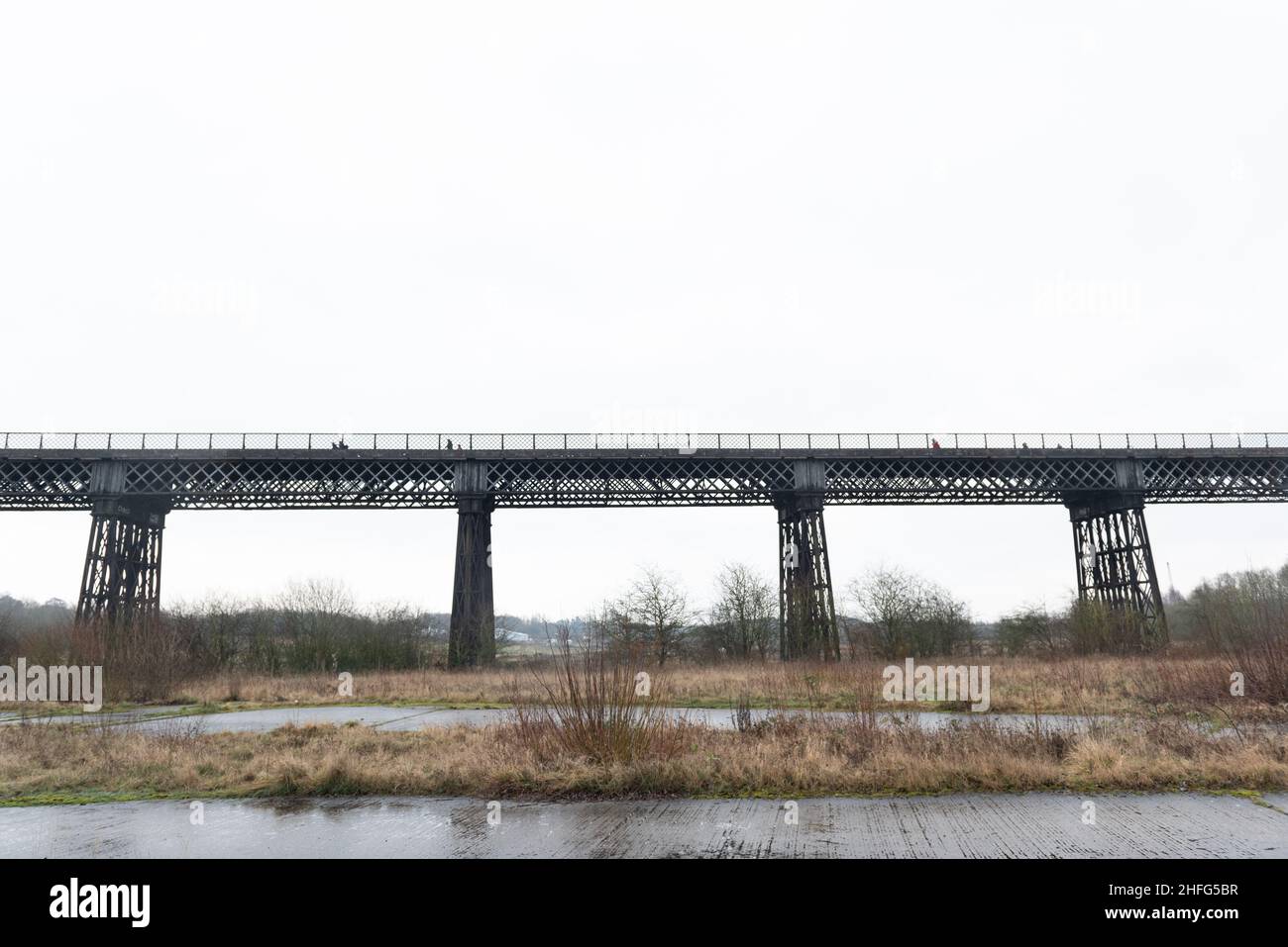 Das restaurierte Bennerley-Viadukt mit Figuren, die herüberlaufen Stockfoto