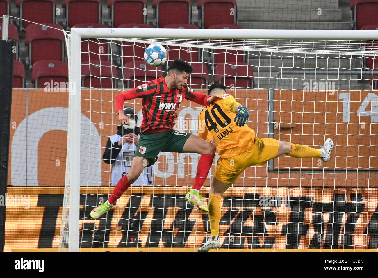 Augsburg, Deutschland. 16th Januar 2022. Ricardo Daniel PEPI (FC Augsburg), Action, Duelle gegen DIANT RAMAJ (F), Fußball 1st Bundesliga-Saison 2021/2022, Spieltag 19th, matchday19, FC Augsburg - Eintracht Frankfurt 1-1 am 16th. Januar 2022 WWK ARENA in Augsburg, Quelle: dpa/Alamy Live News Stockfoto