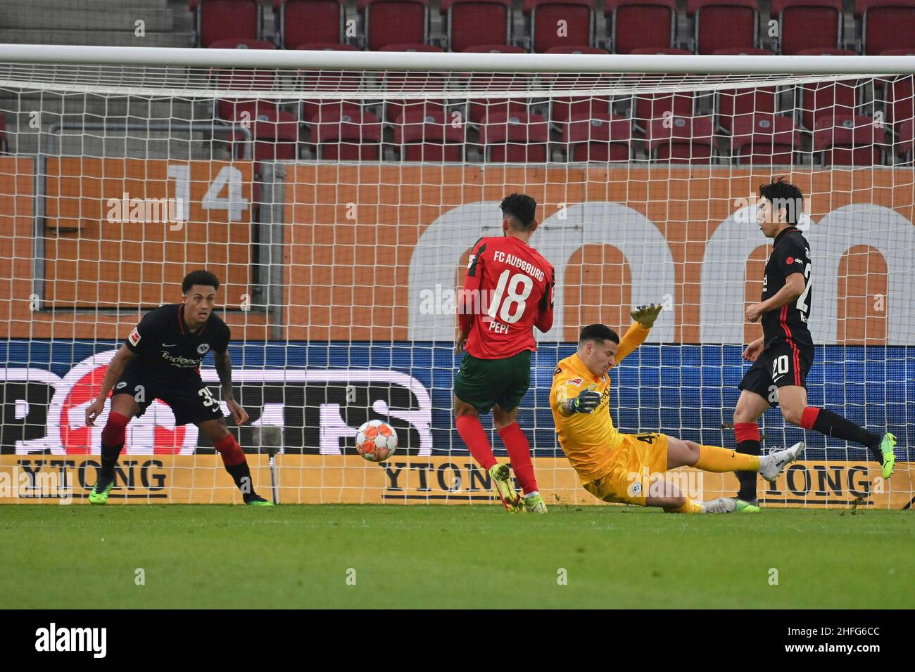 Augsburg, Deutschland. 16th Jan, 2022. Goalchance Ricardo Daniel PEPI (FC Augsburg), Action gegen DIANT RAMAJ (F). Fußball 1st Bundesliga-Saison 2021/2022, Spieltag 19th, matchday19, FC Augsburg - Eintracht Frankfurt 1-1 am 16th. Januar 2022 WWK ARENA in Augsburg, Quelle: dpa/Alamy Live News Stockfoto