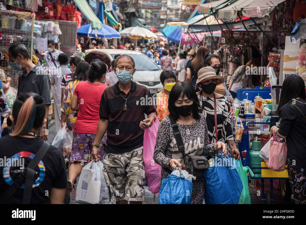 Bangkok, Thailand. 16th Januar 2022. Menschen mit Gesichtsmasken als vorbeugende Maßnahme gegen die Ausbreitung von covid-19 gesehen zu Fuß durch Sam Peng Markt in Bangkok. Kredit: SOPA Images Limited/Alamy Live Nachrichten Stockfoto
