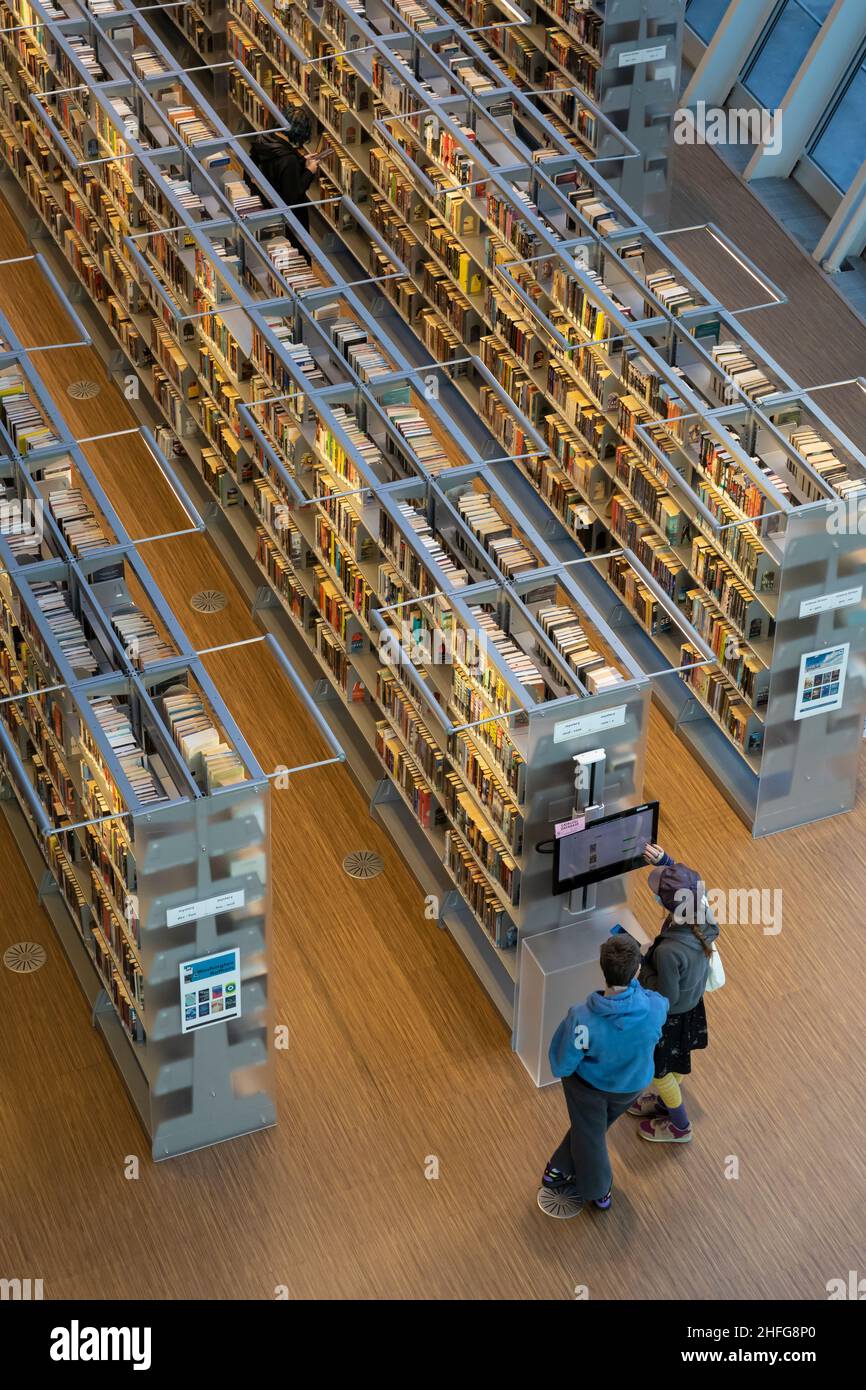 Besucher durchsuchen den Katalog im „Wohnzimmer“ der Seattle Central Library in der Innenstadt von Seattle. Stockfoto