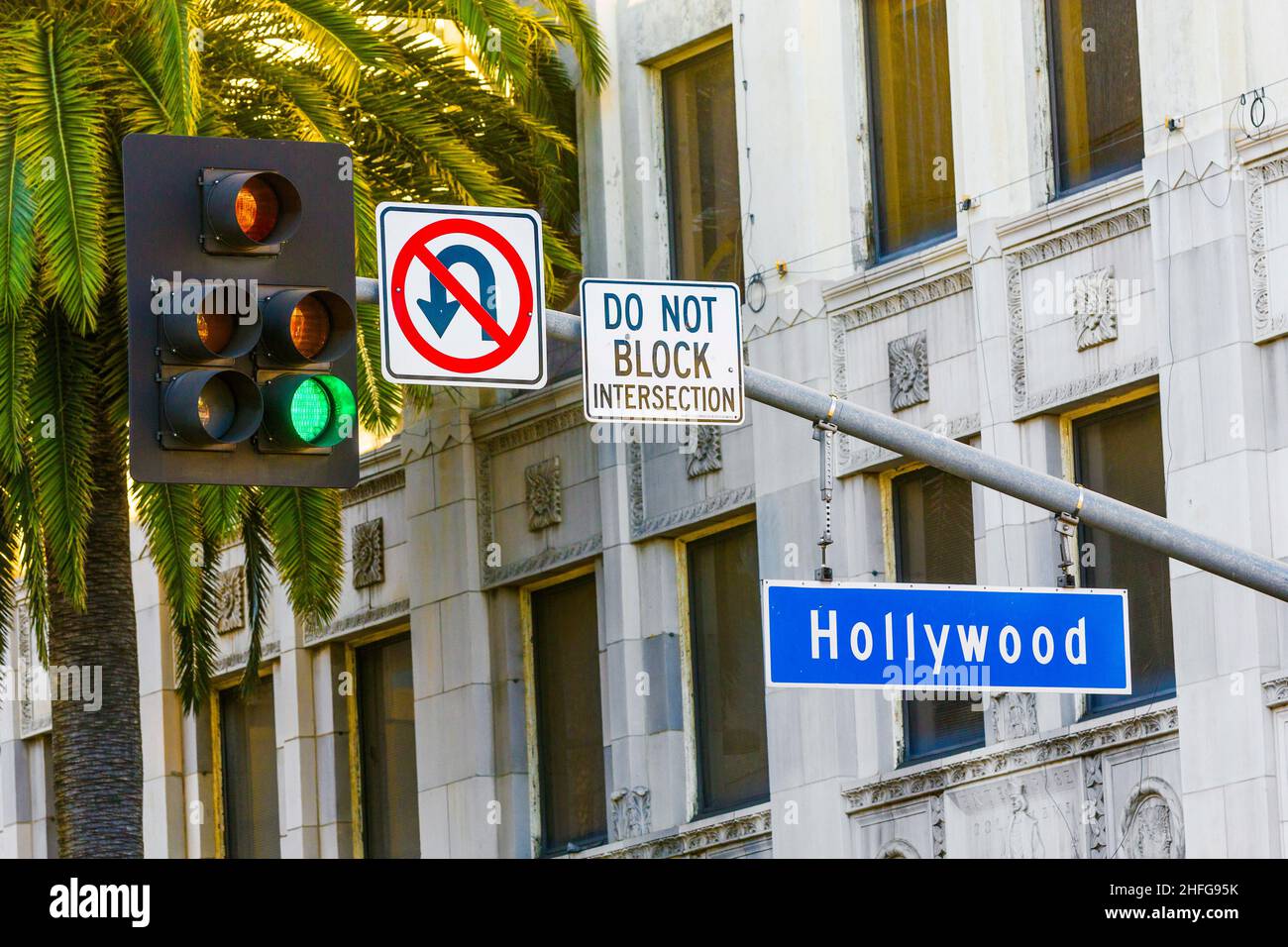 Hollywood Blvd Straßenschild mit hohen Palmen Stockfoto