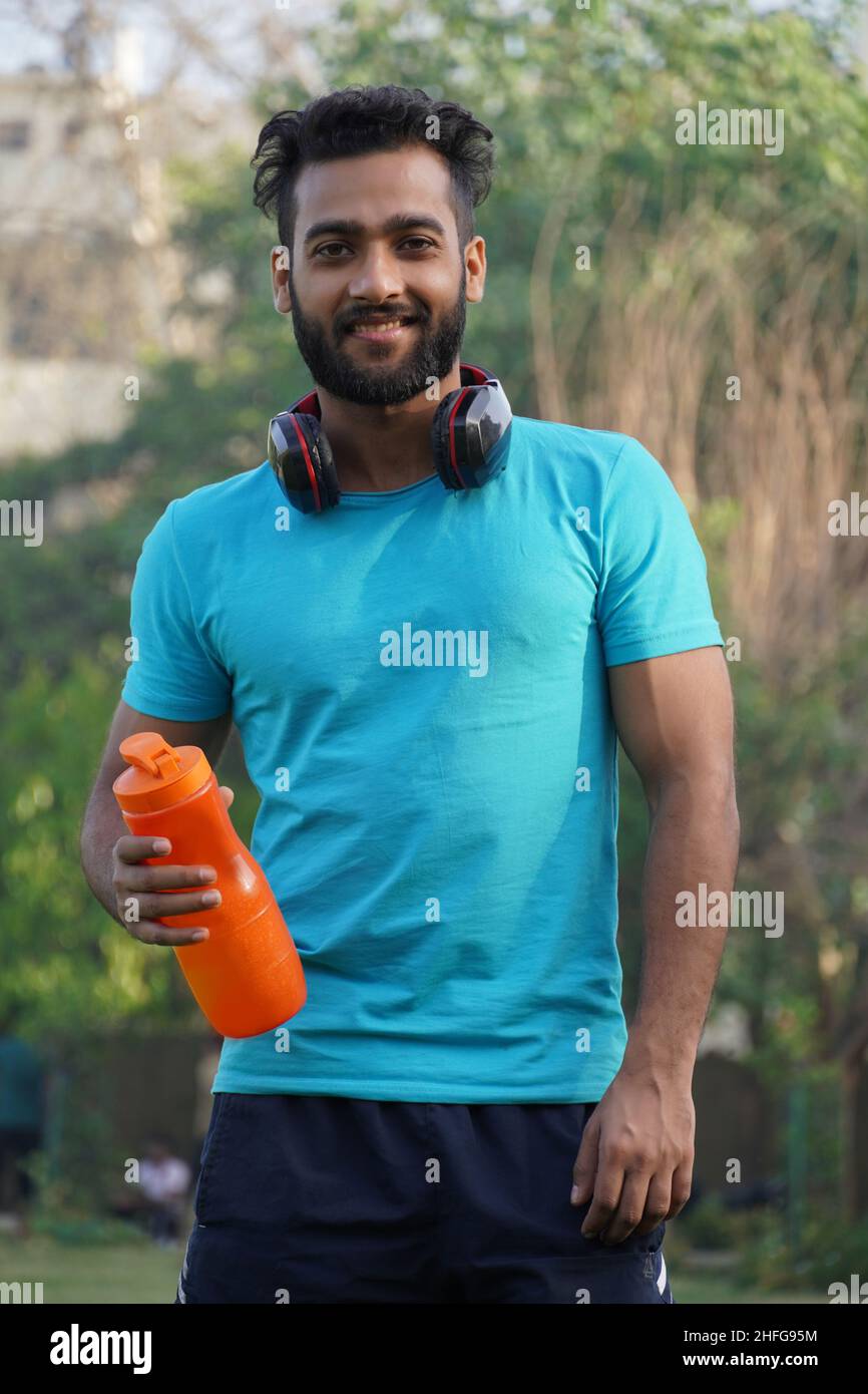 Gesunder Mann mit Protein-Getränk in Shaker im Park am Morgen Stockfoto