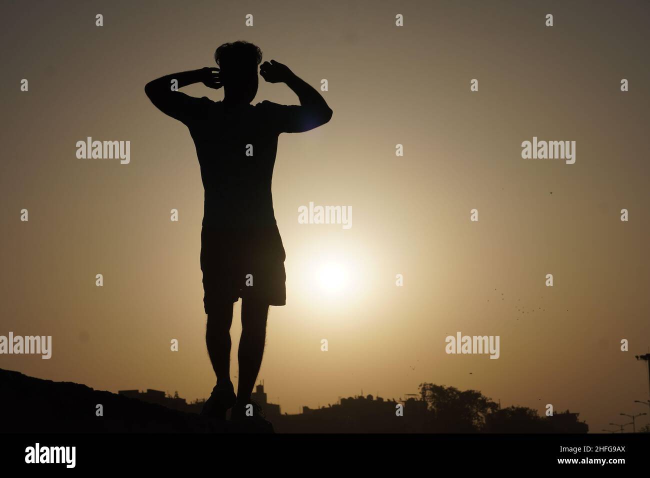 Silhouette Bild des Mannes mit Sonne Fällen frei - Motivationskonzept Stockfoto