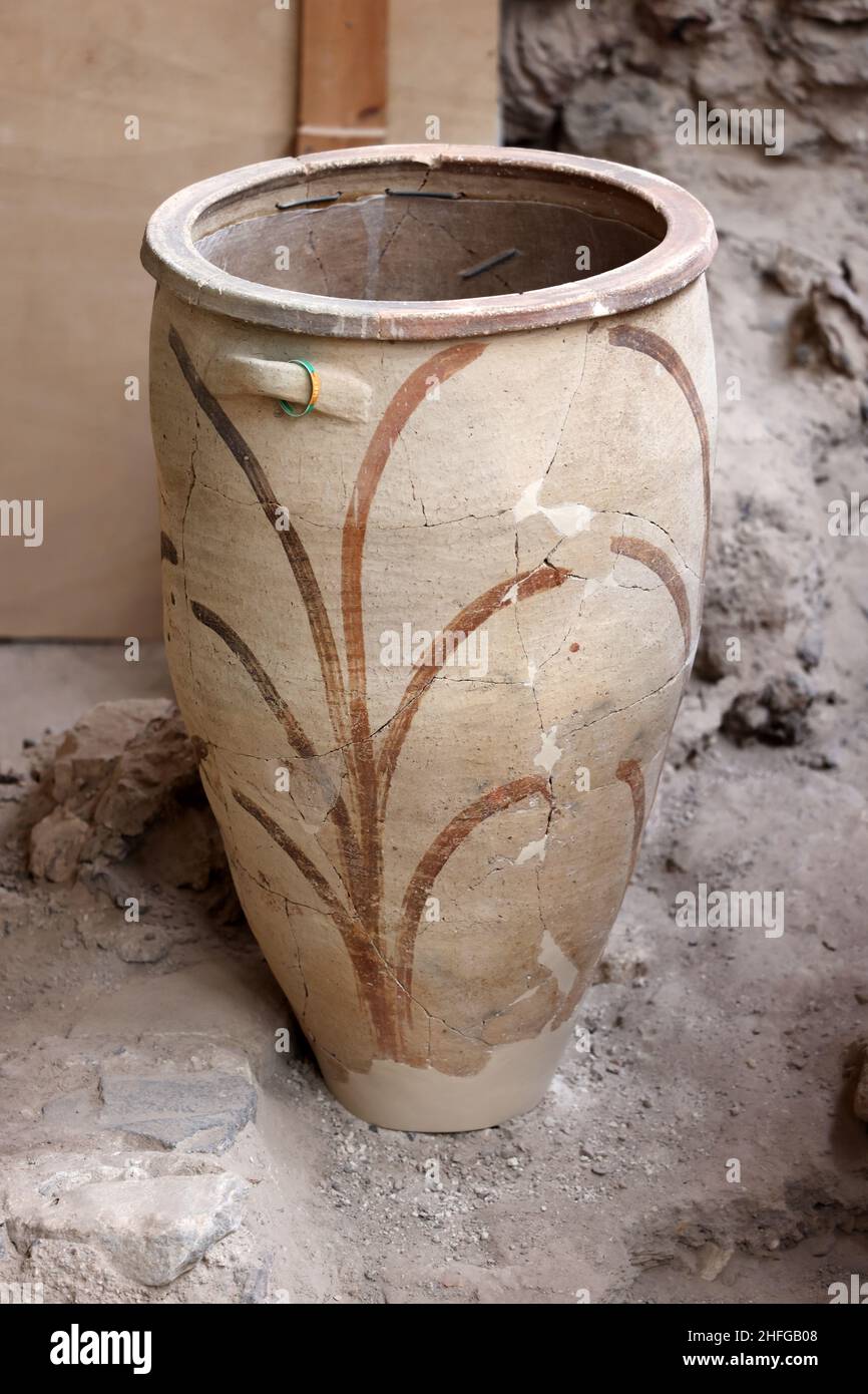 Santorini, Griechenland - 01. Juli 2021: In der prähistorischen Stadt Akrotiri, Ausgrabungsstätte einer minoischen bronzezeitlichen Siedlung, wurde antike Keramik geborgen Stockfoto
