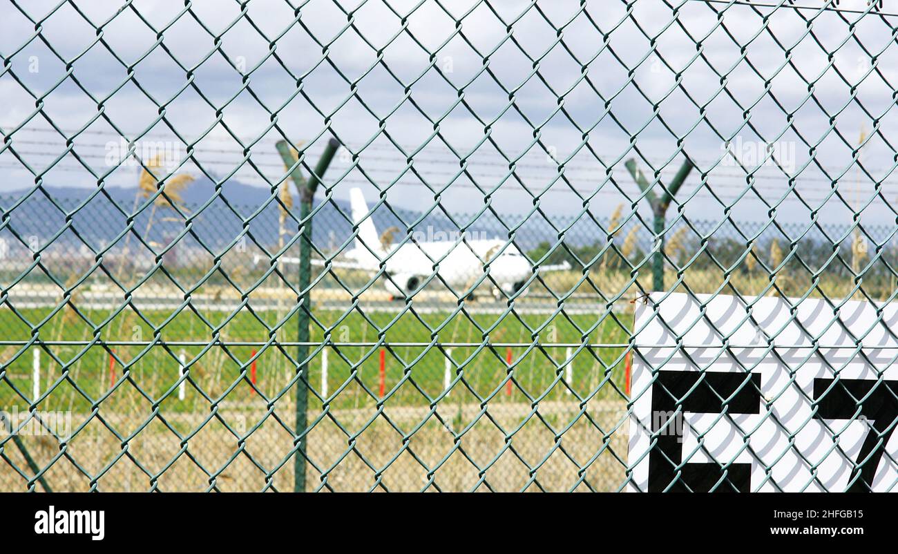 Wegweiser auf den Start- und Landebahnen am Flughafen El Prat de Llobregat, Barcelona, Katalonien, Spanien, Europa Stockfoto