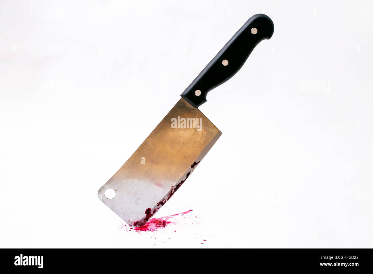 Schlachterbeil mit Blutspritzer und Tropfen, isoliert auf weißem Hintergrund Stockfoto